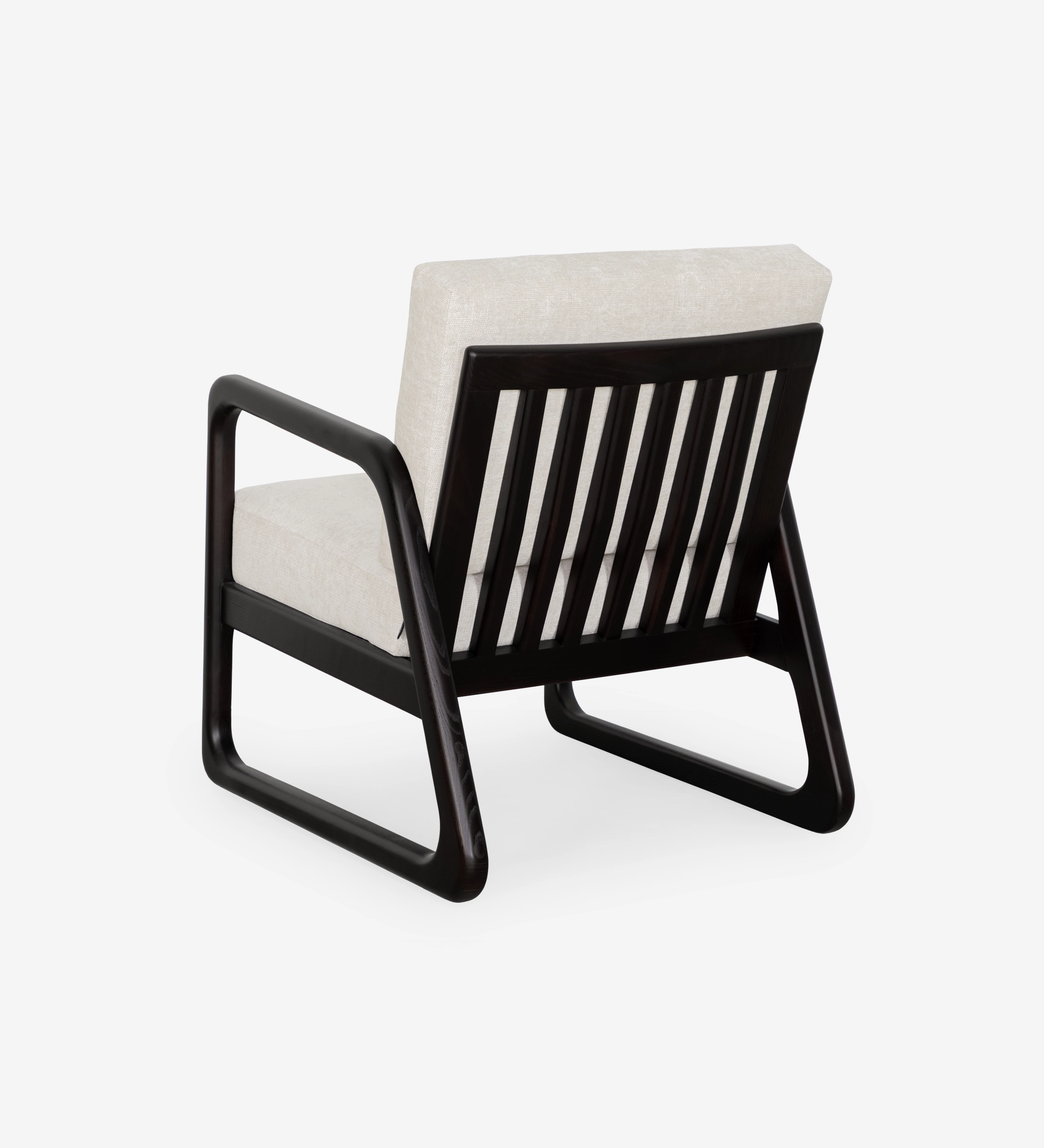 Fauteuil en bois foncé à dossier à lattes et coussins beiges, vue arrière