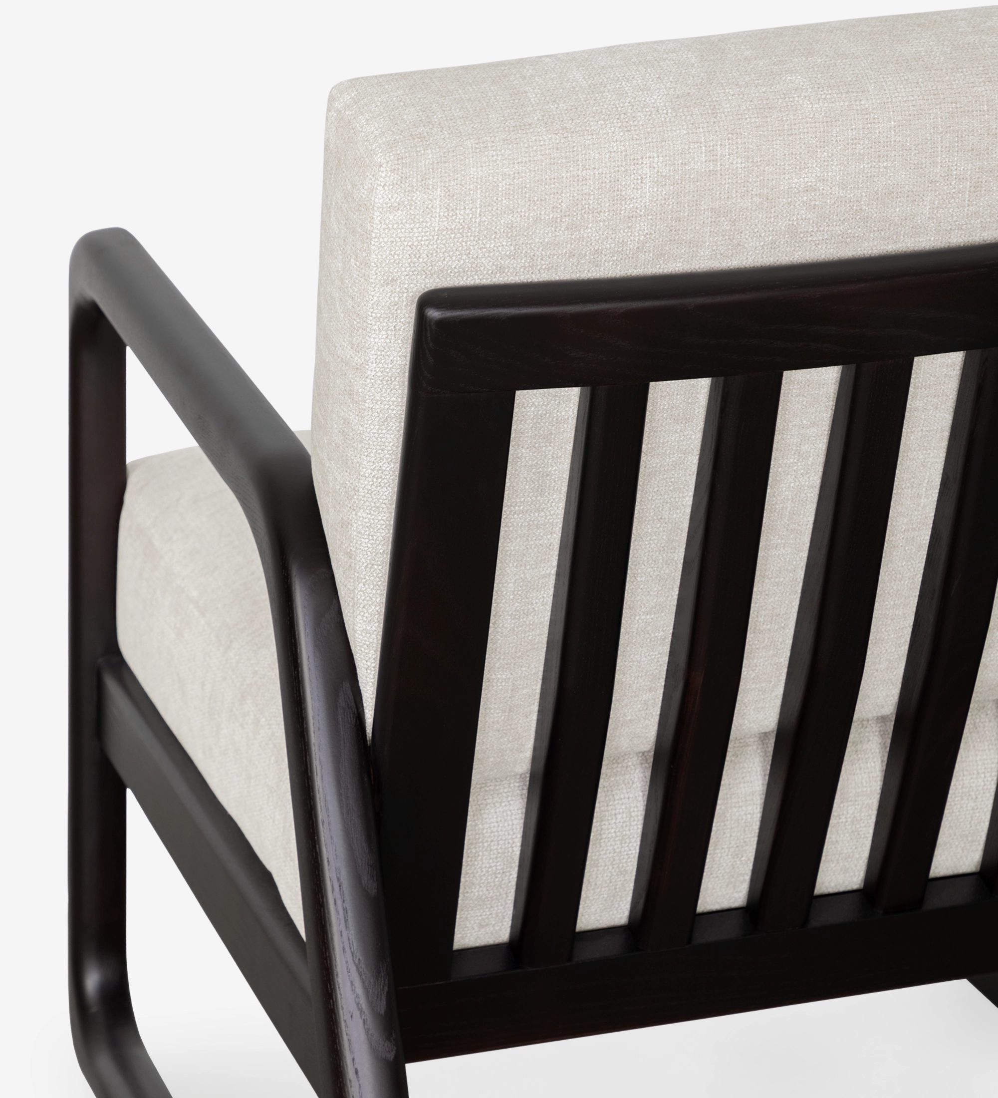 Fauteuil Antarte by IA en bois foncé avec dossier à lattes et coussin beige