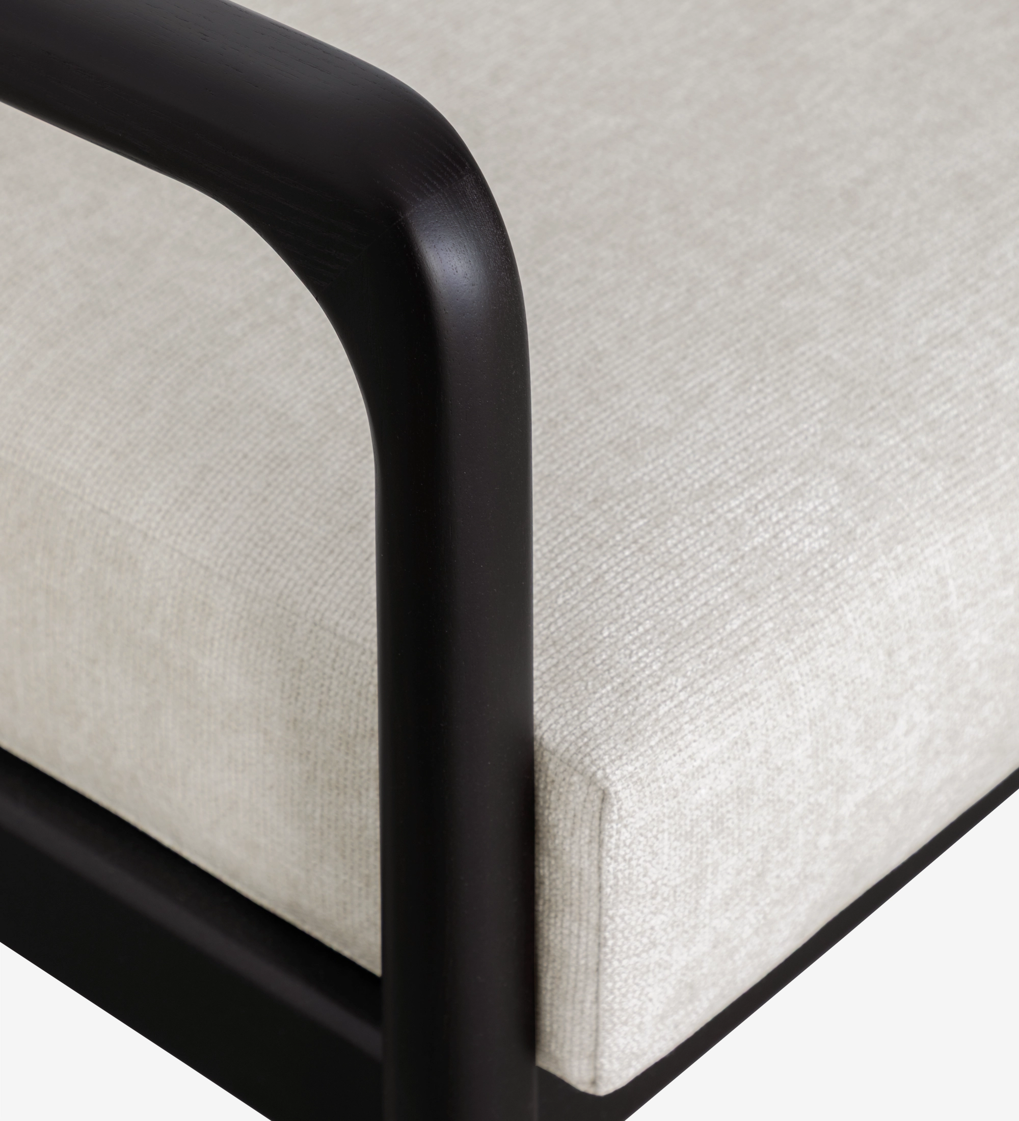Fauteuil Antarte by IA, accoudoir noir incurvé et coussin beige