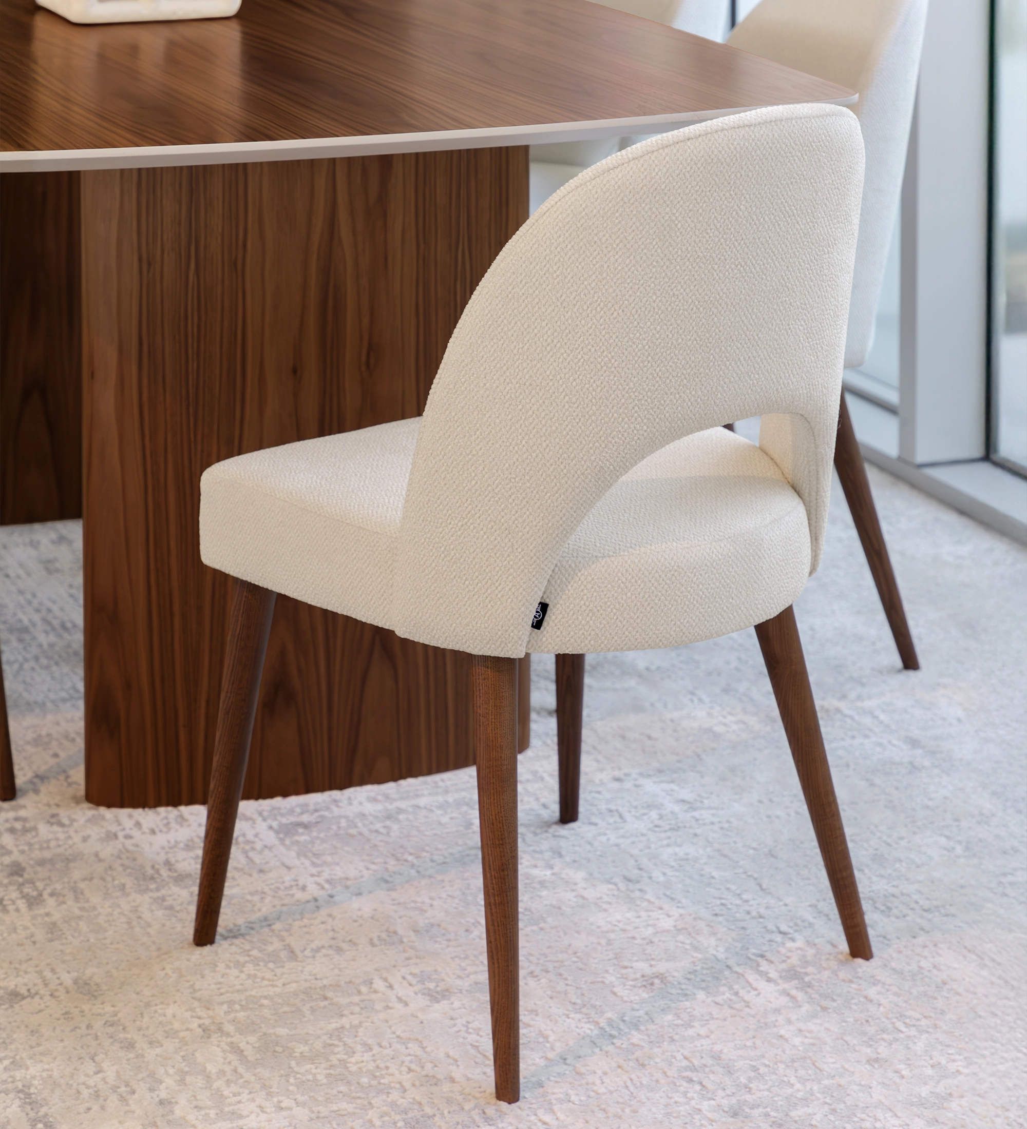 Cadeira Paris estofada creme com pernas de madeira junto de mesa