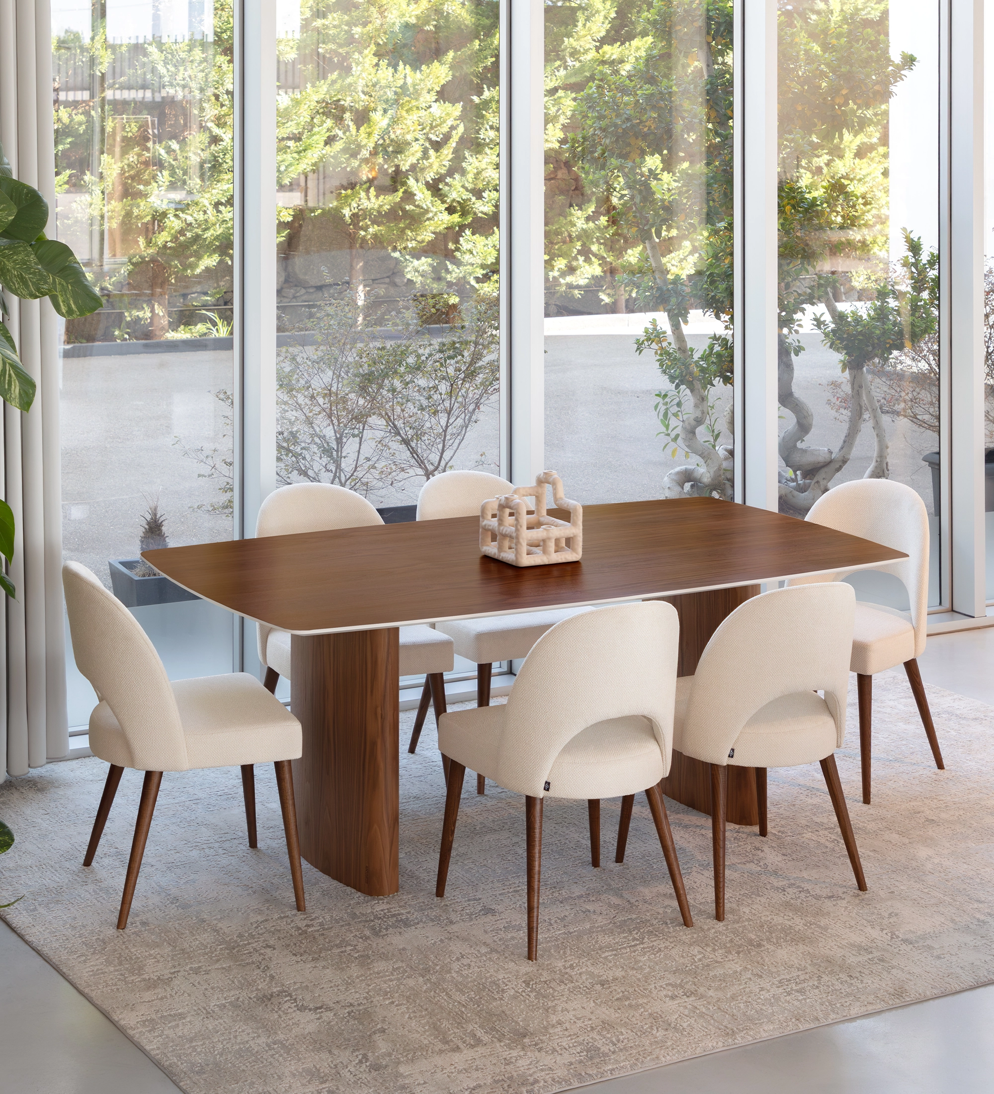 Table de Repas Paris en bois foncé avec six chaises beiges devant baies vitrées