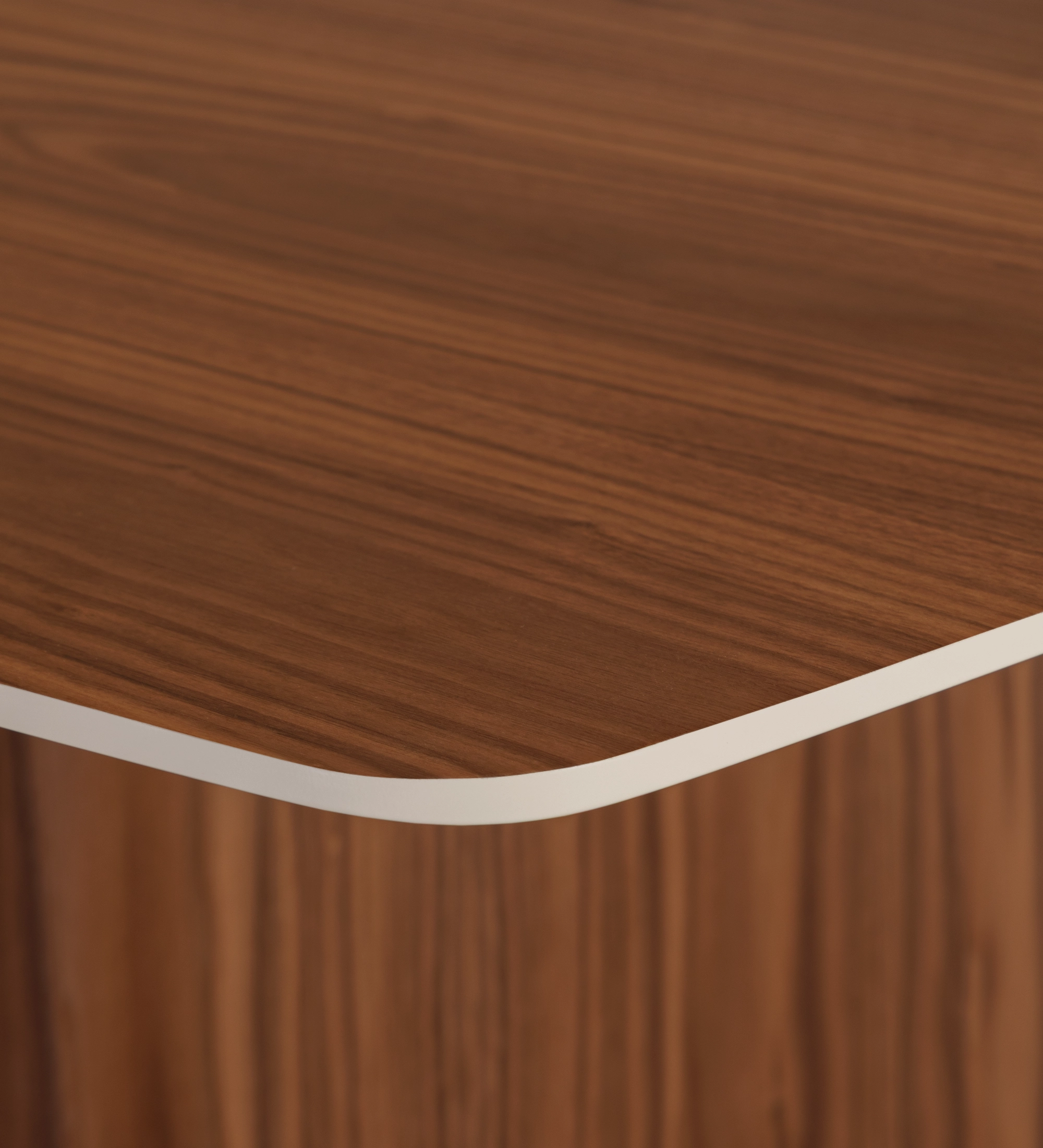 Coin arrondi d'une table en bois avec bord blanc