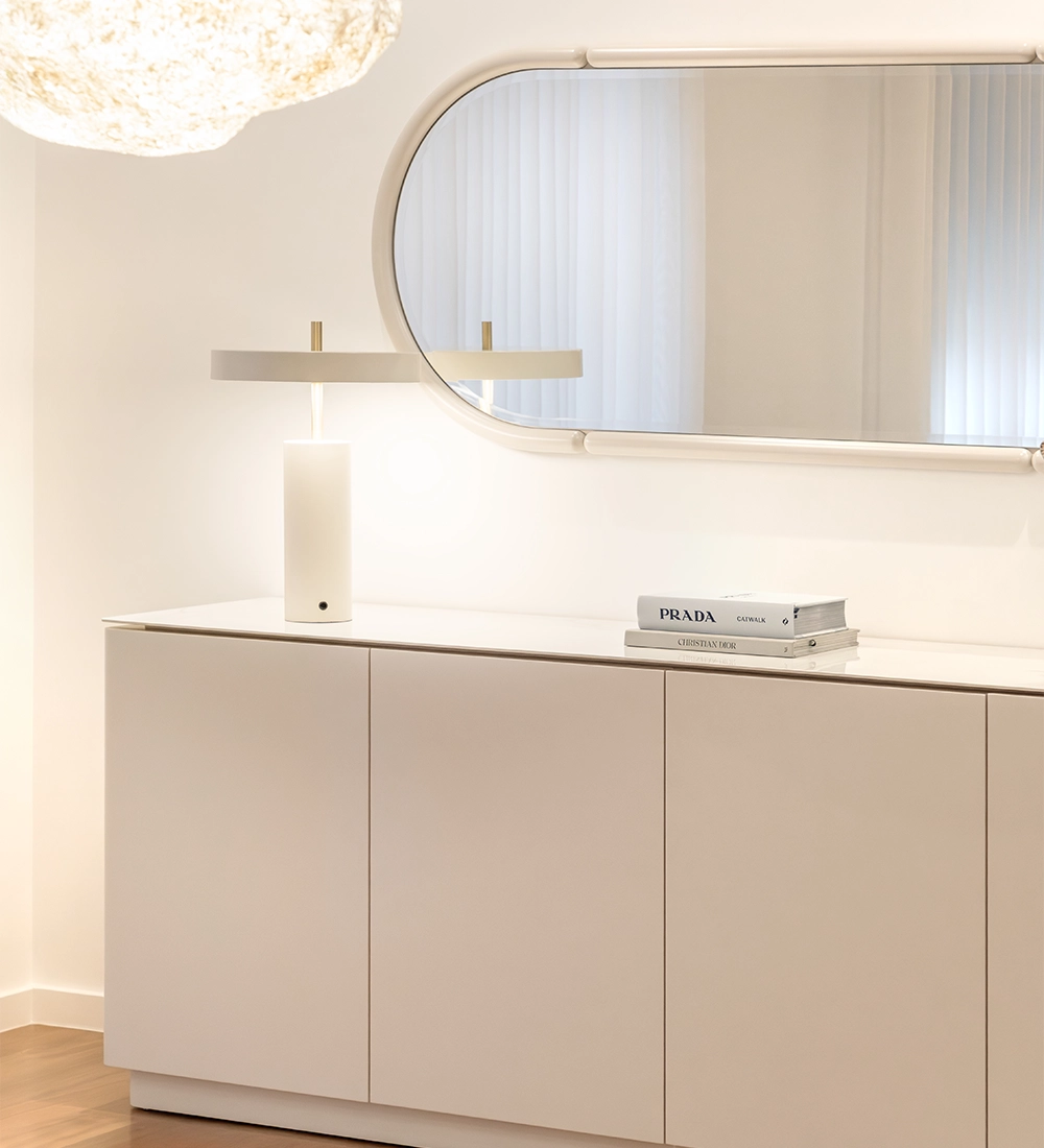 Candeeiro de Mesa BARCELONA branco minimalista sobre aparador sob espelho oval