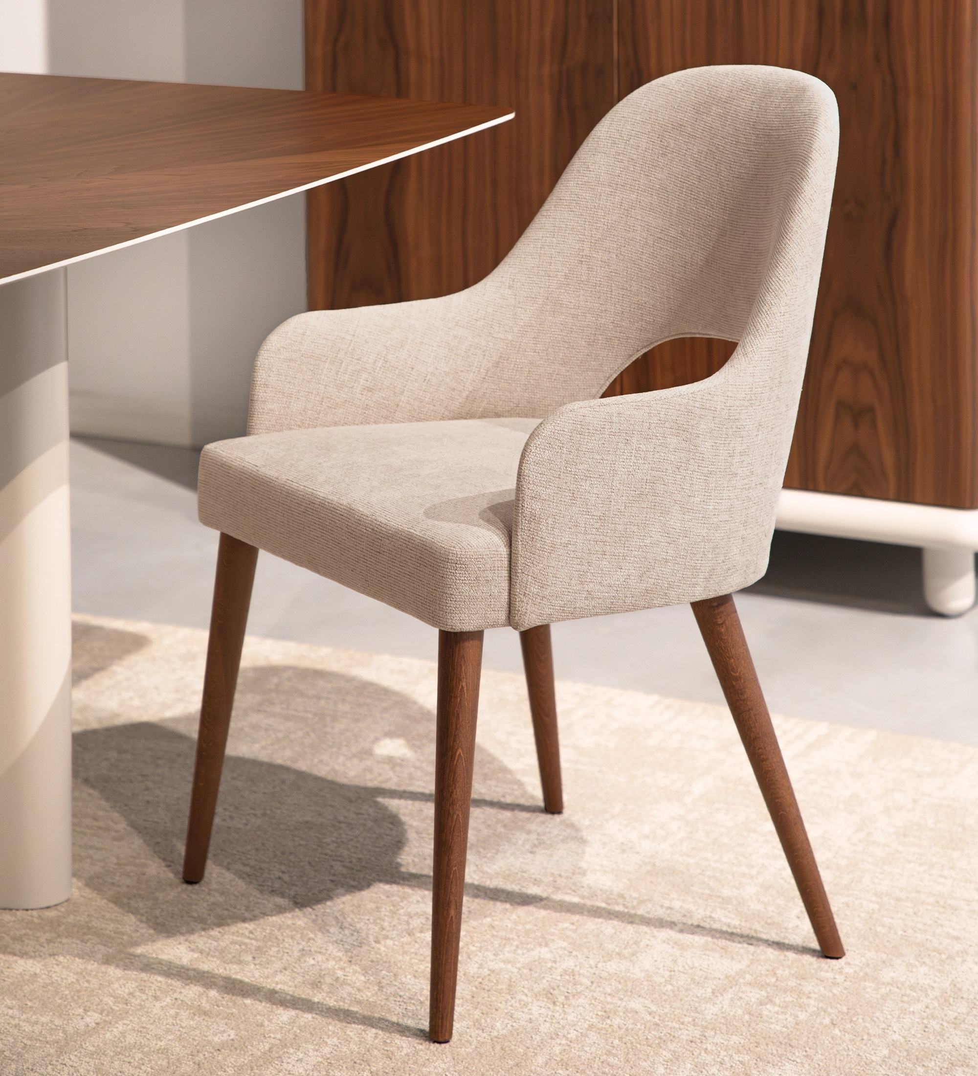 Chaise Paris beige en tissu, accoudoirs intégrés et pieds en bois