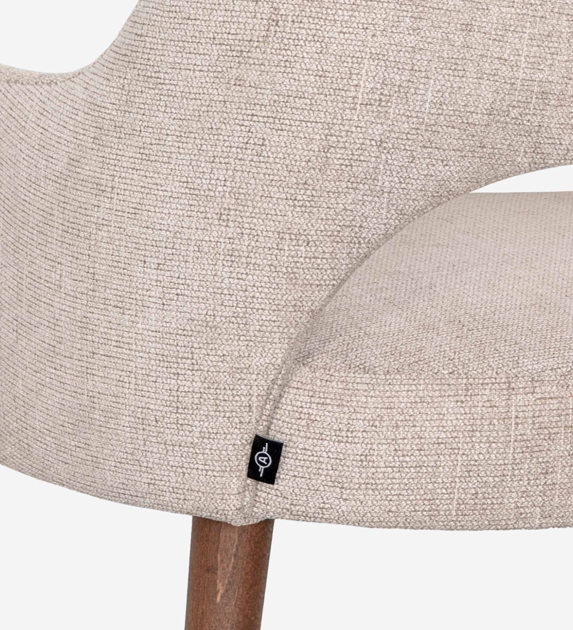 Chaise Paris, gros plan sur assise et dossier incurvés en tissu beige et pied en bois