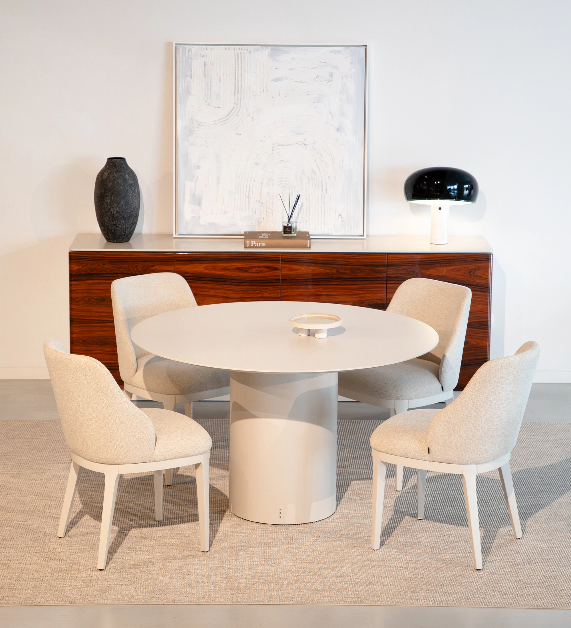 Mesa de Jantar Geneve redonda branca com quatro cadeiras estofadas creme