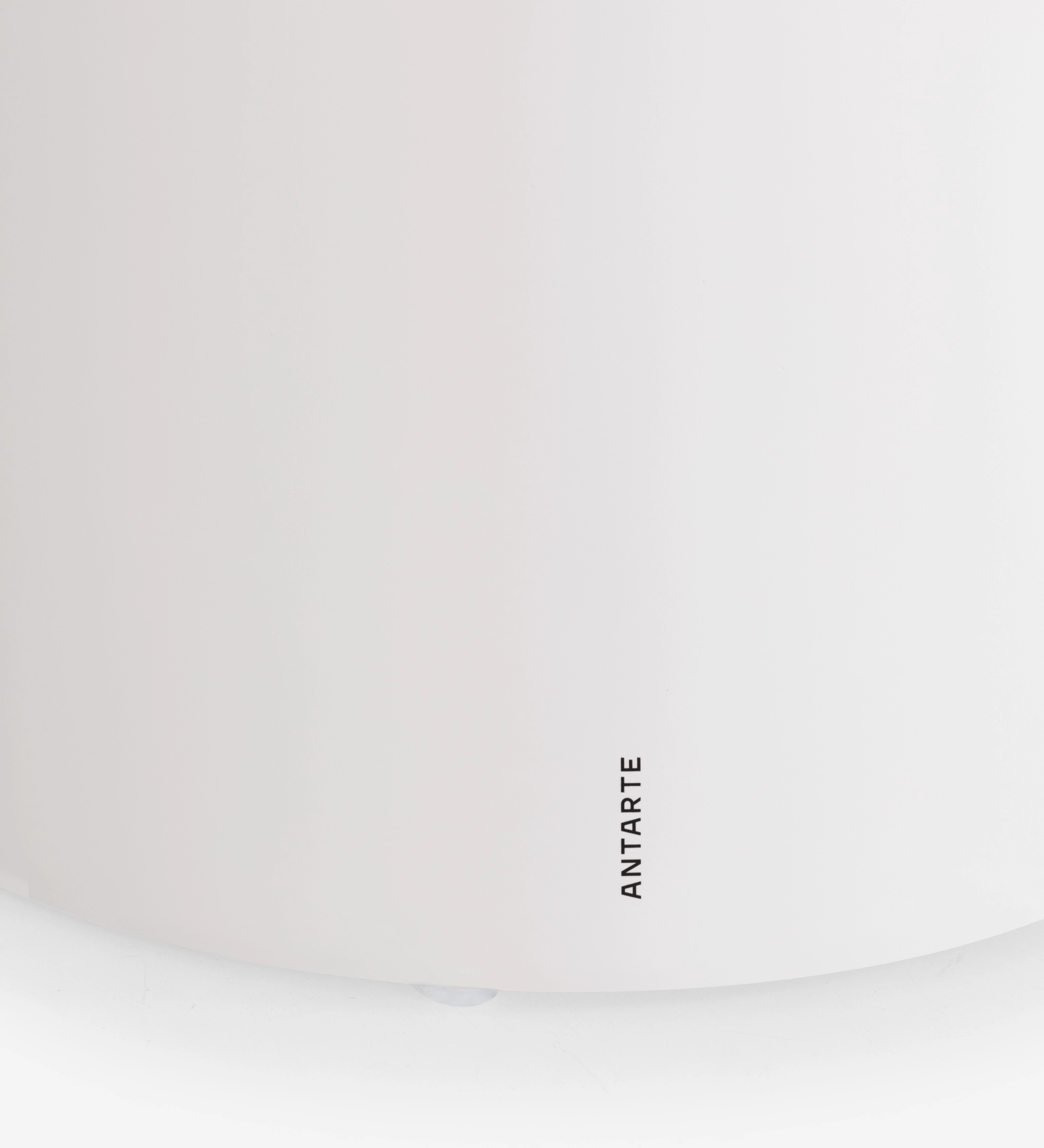 Base curva branca da Mesa de Jantar Geneve com logótipo Antarte