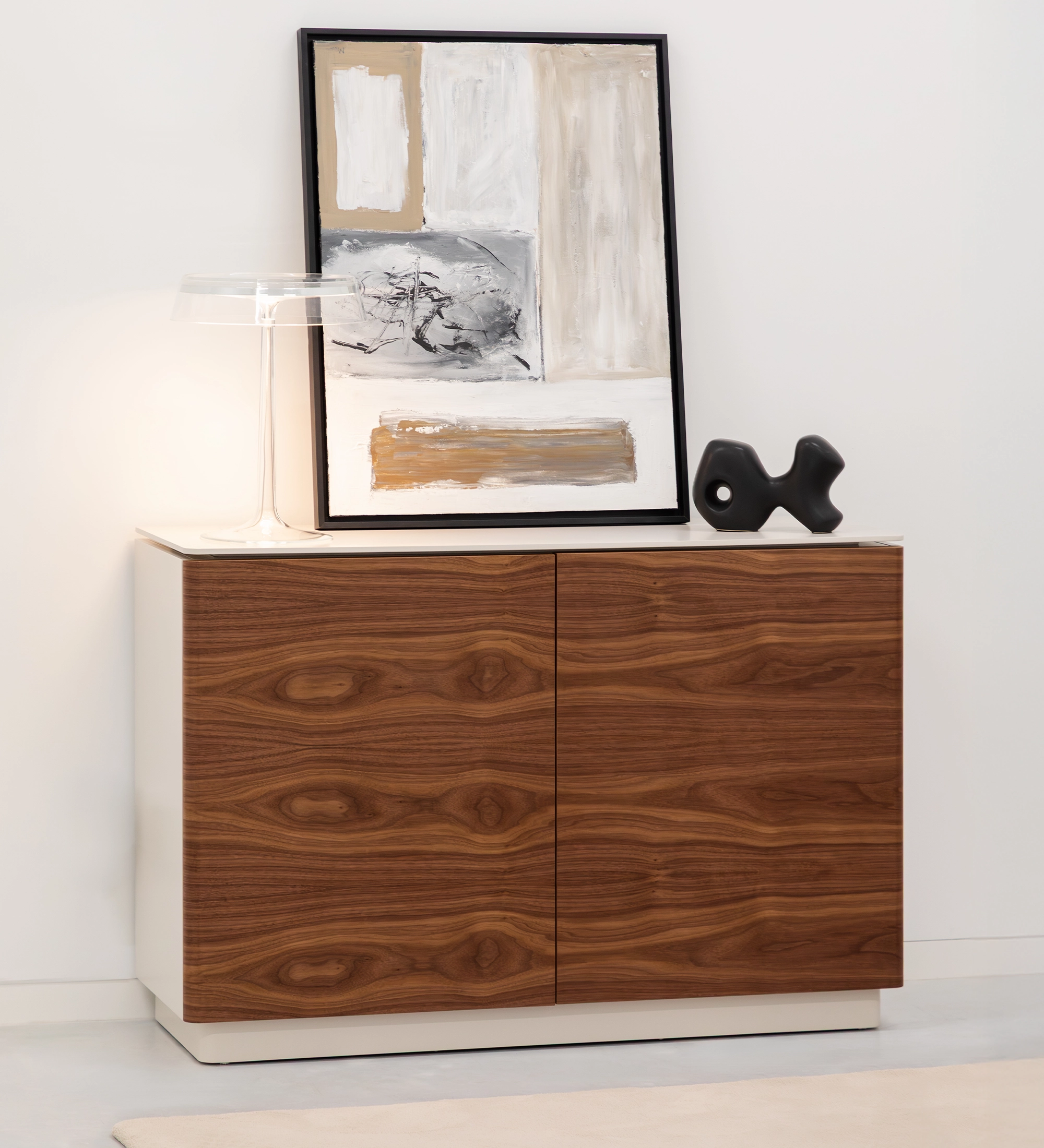 Sapateira Geneve em nogueira com duas portas, tampo branco e objetos decorativos