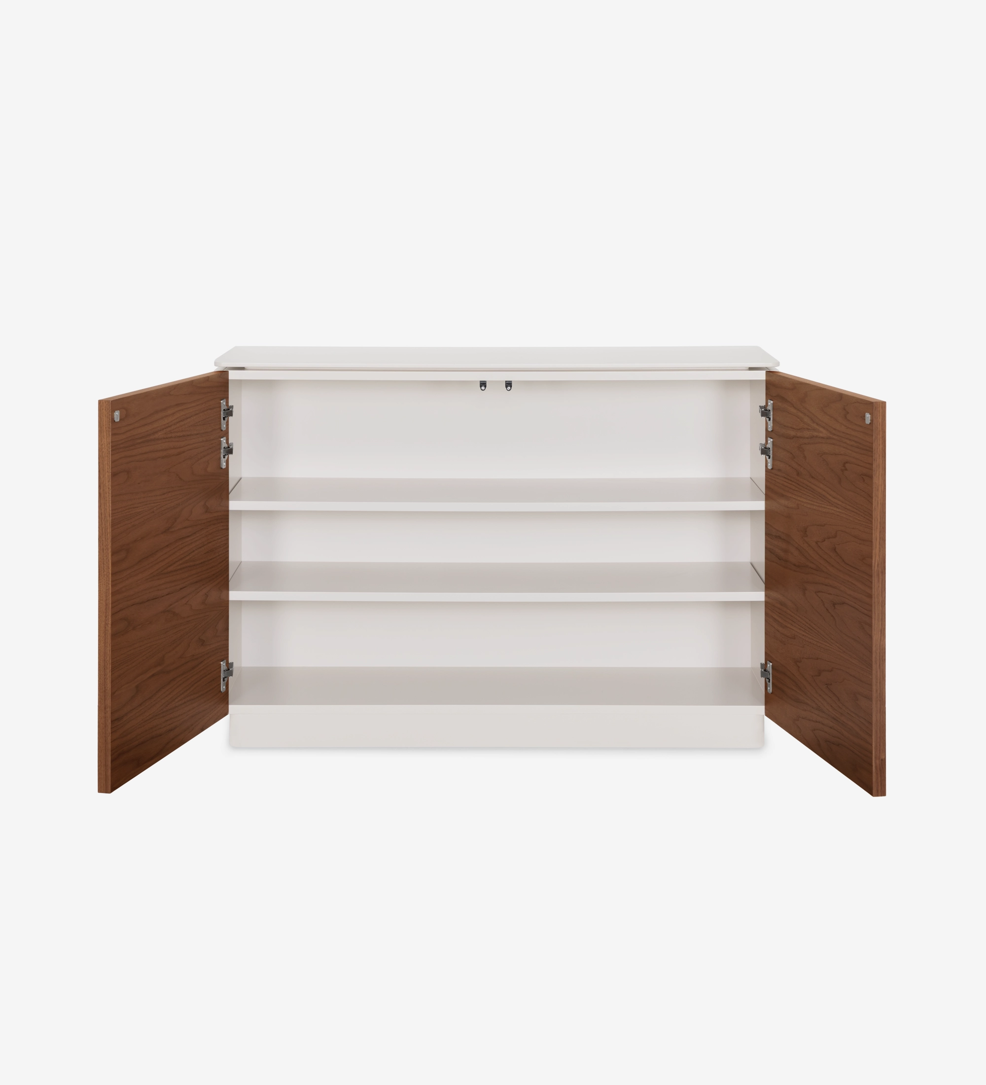 Sapateira Geneve branca com portas de carvalho castanho abertas e três prateleiras interiores