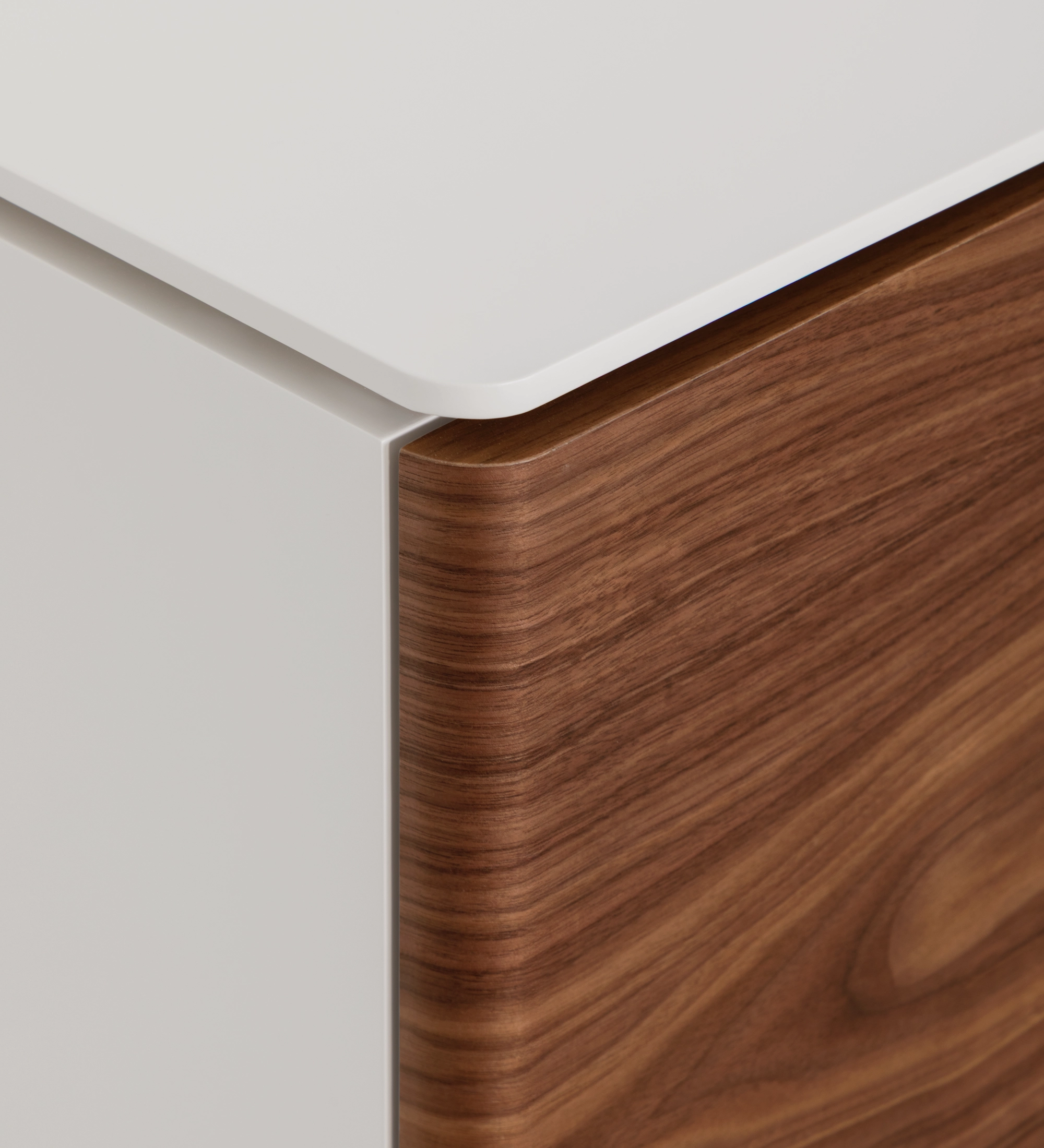 Sapateira Geneve branco mate com frente curva em madeira nogueira, pormenor de canto