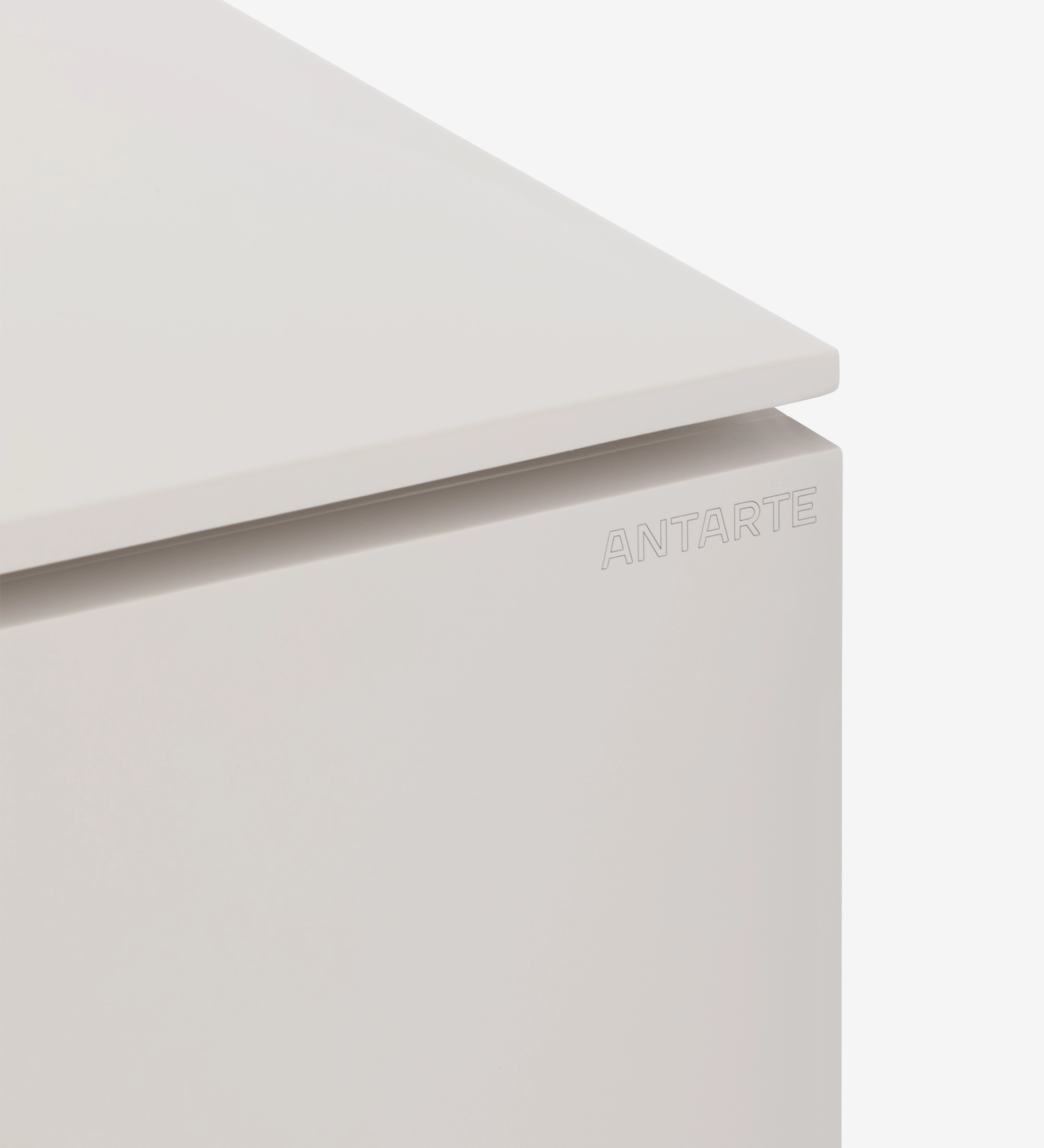 Sapateira Geneve branco mate, pormenor do canto superior com logótipo Antarte