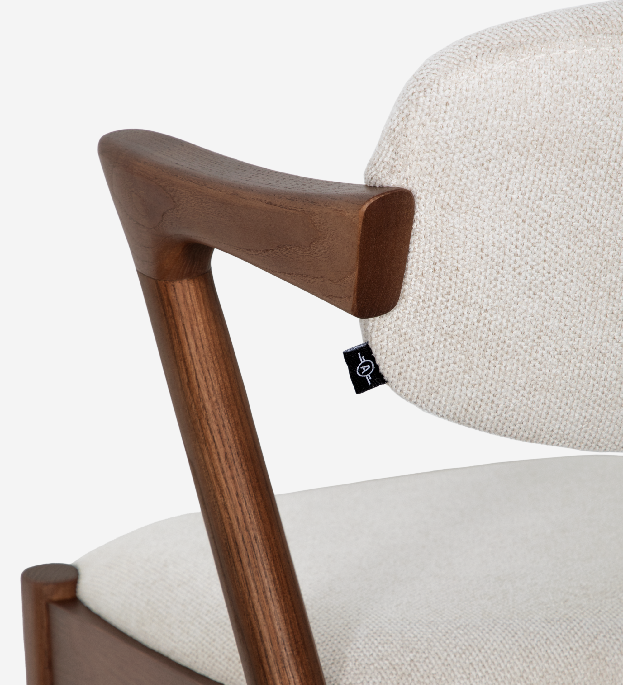 Tabouret Elba en bois foncé avec dossier et assise rembourrés en tissu beige