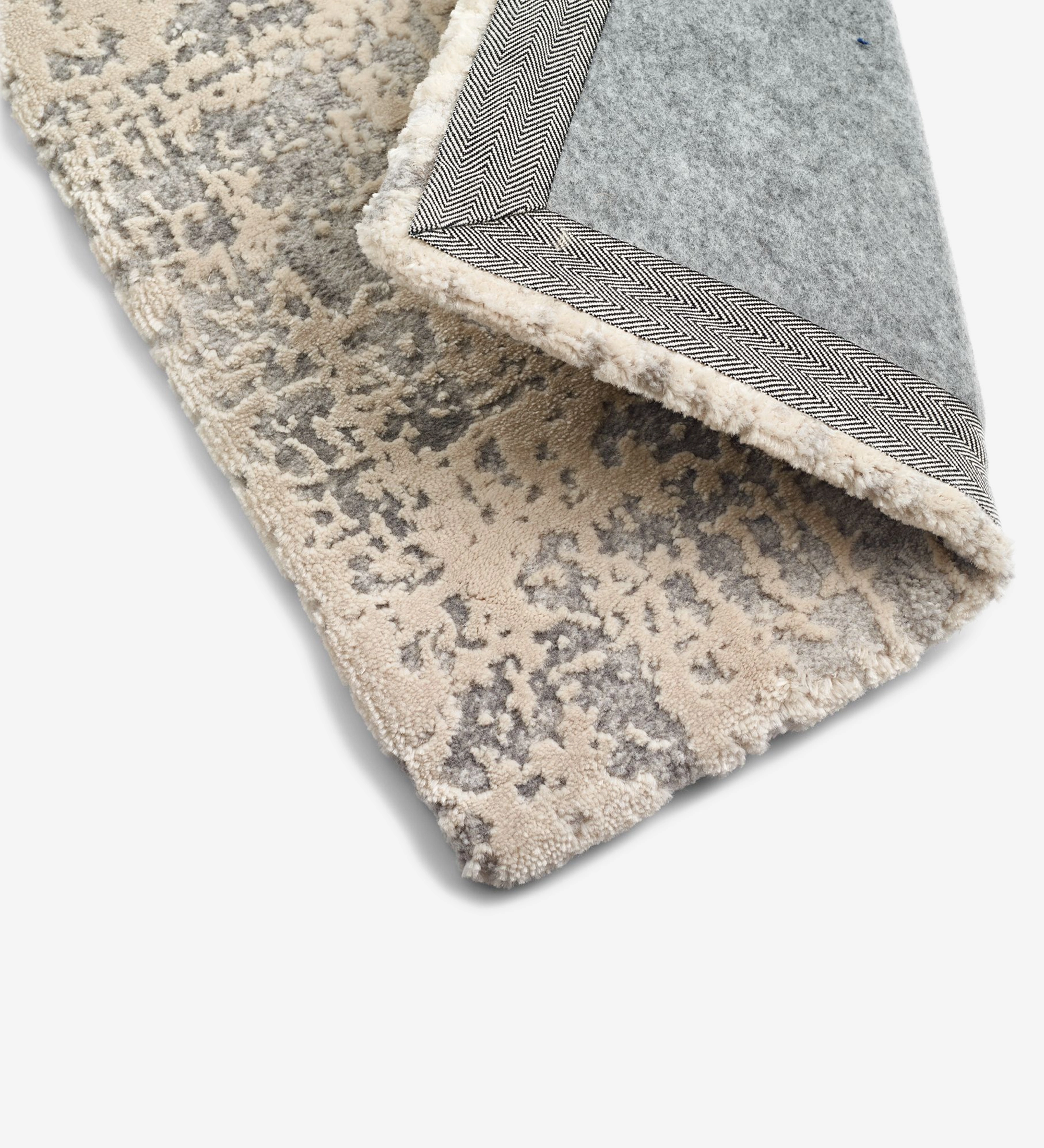 Tapete ARTISAN 300 bege e cinzento com padrão abstrato texturado e borda espinha de peixe