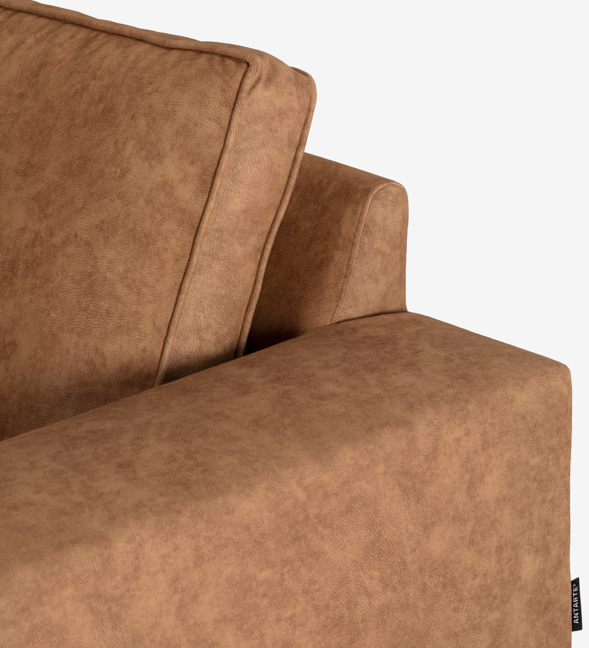 Sofá Barcelona castanho, detalhe do braço e encosto em pele sintética.