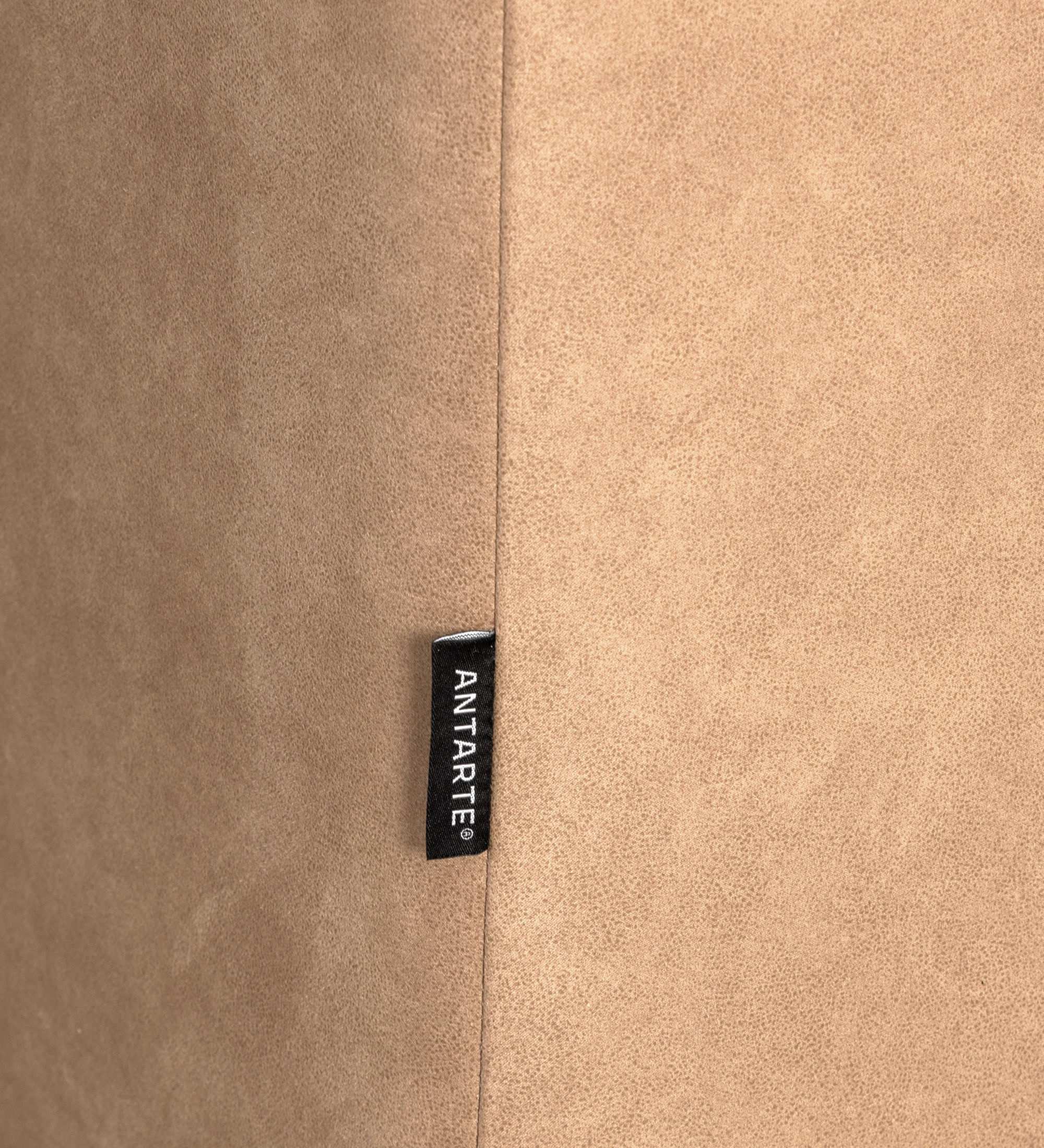 Sofá Paris 2 lugares com um braço estofado a tecido camel, 187 cm.