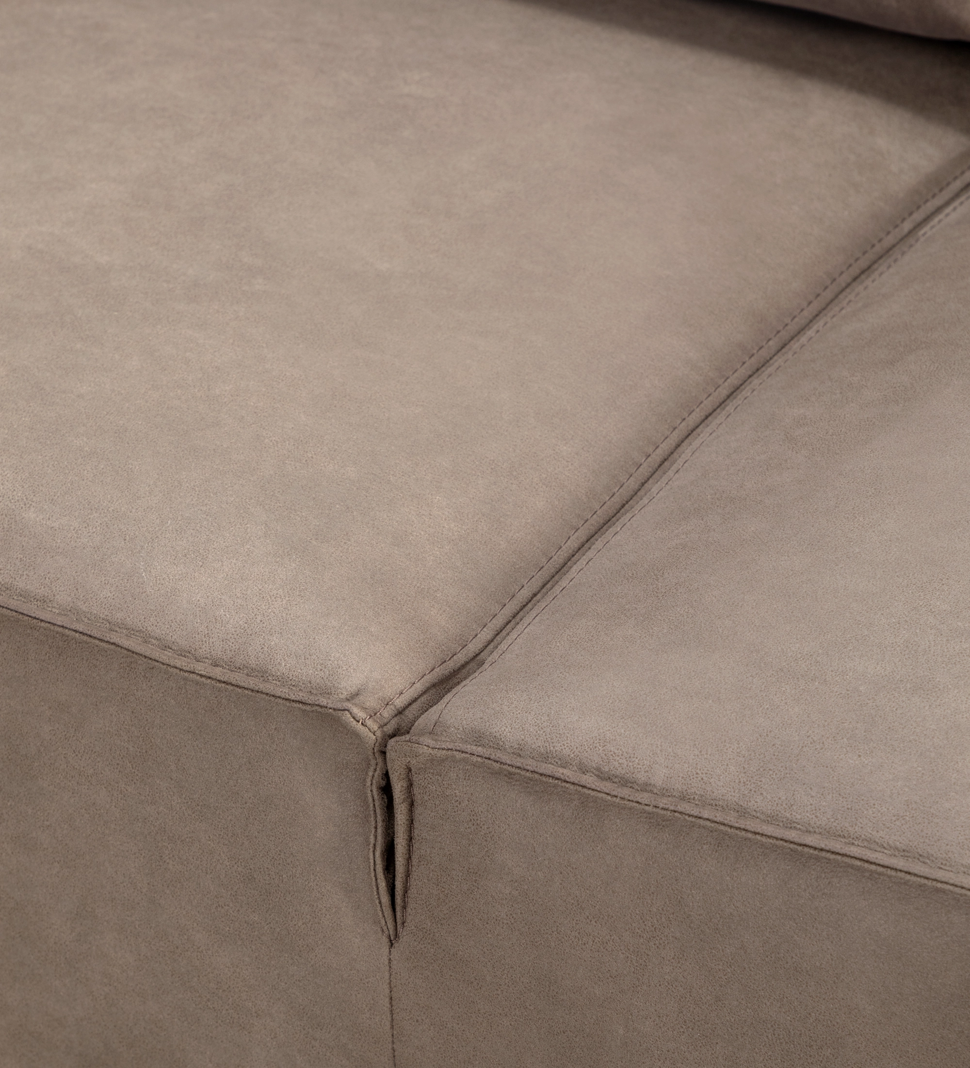 Sofá Tokyo 3 plazas tapizado en tela taupe, pies en metal lacado negro, 238 cm.