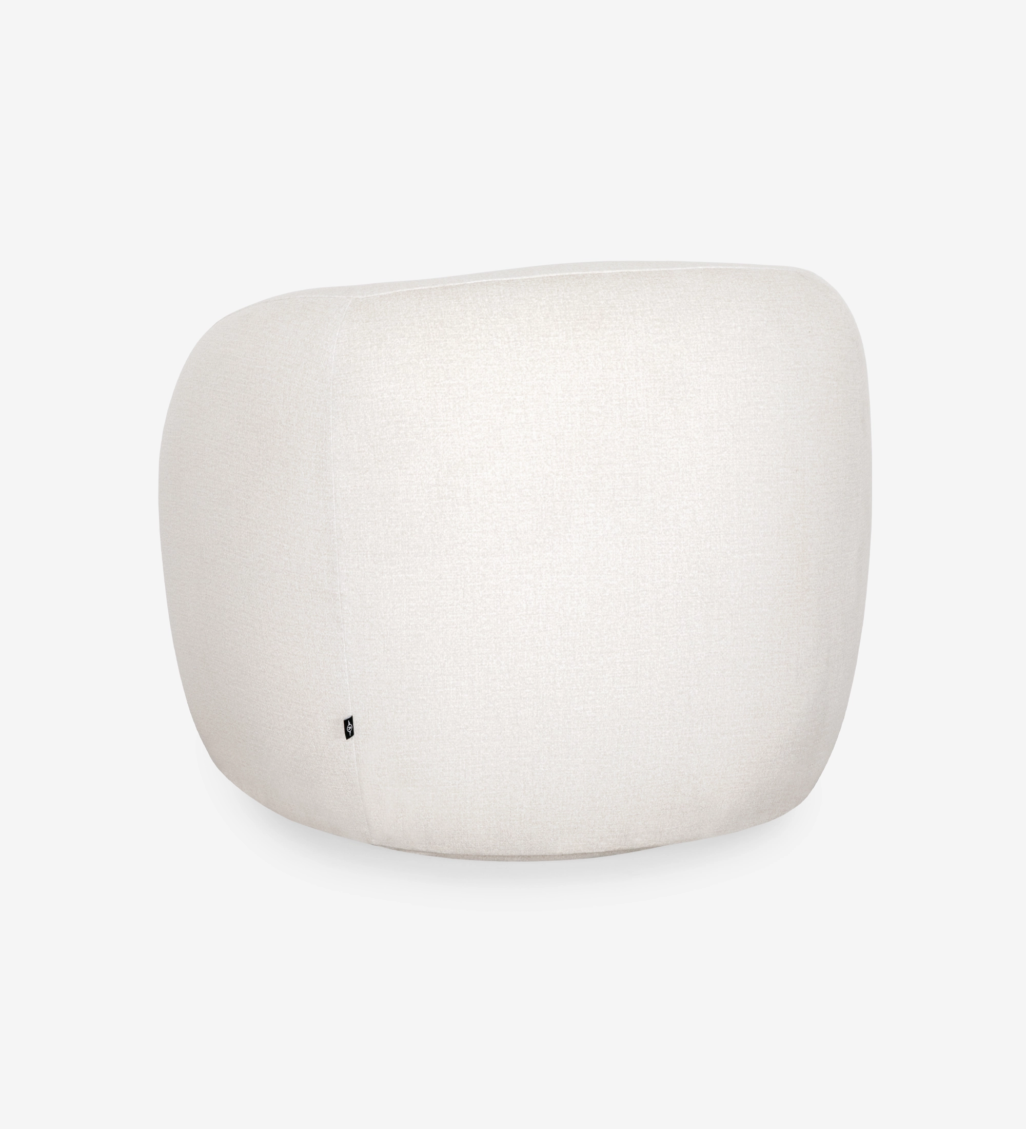 Sillón con base giratoria y completamente tapizado en tejido color perla.