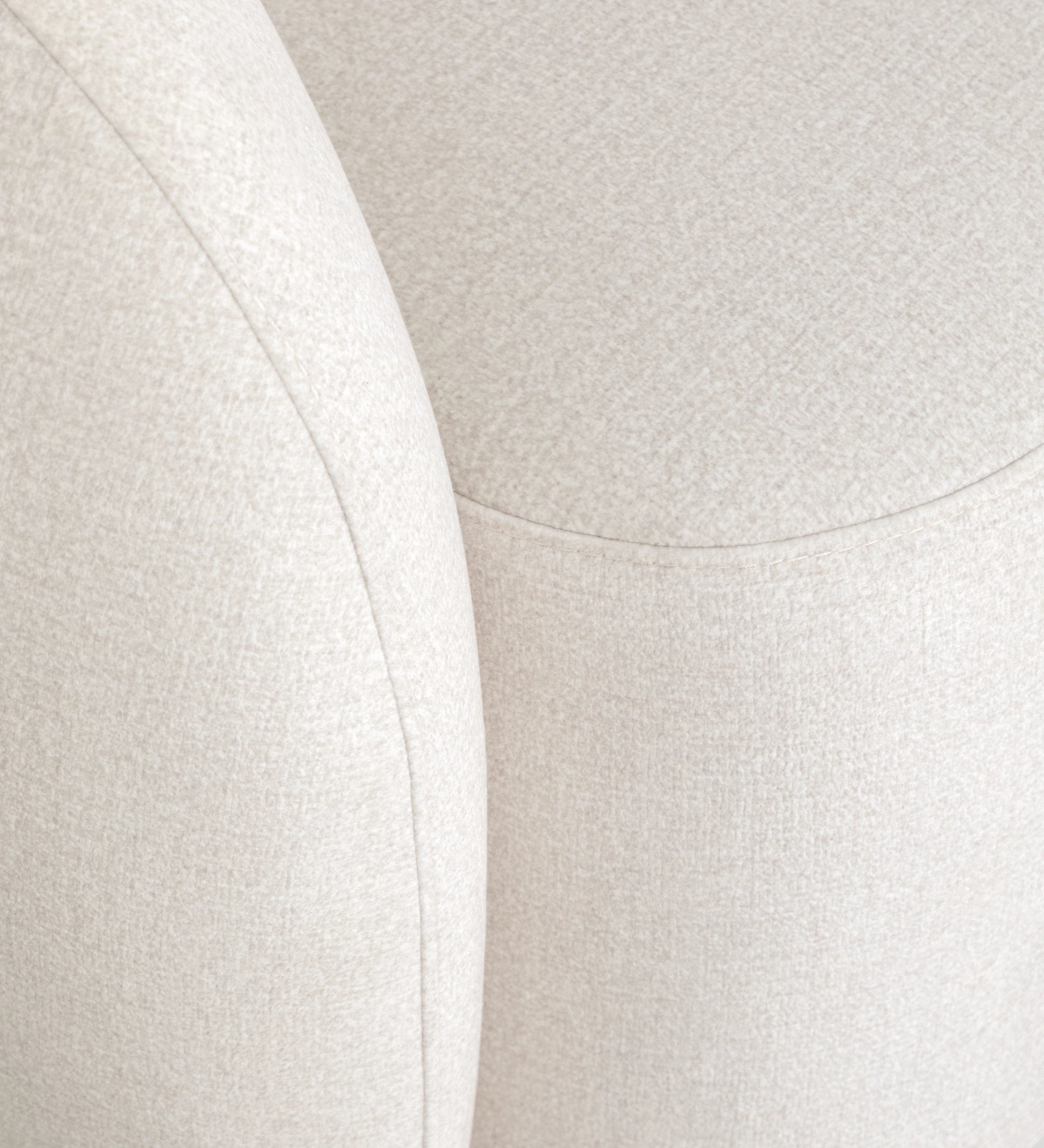 Sillón con base giratoria y completamente tapizado en tejido color perla.