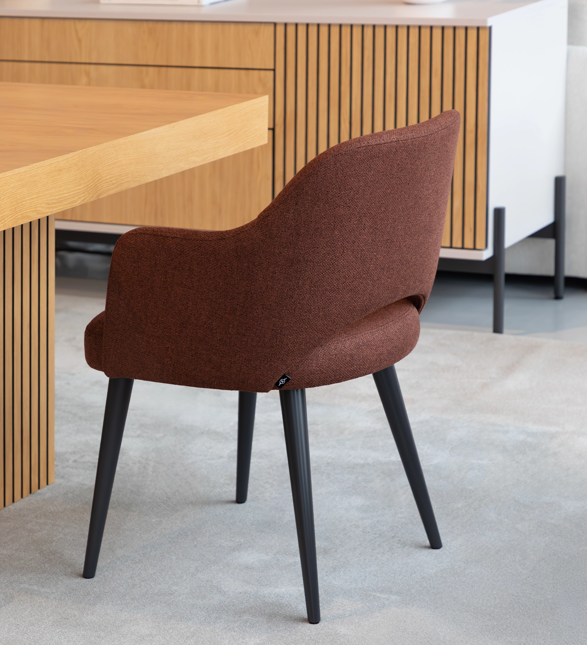 Cadeira Londres com braços estofada a tecido castanho, pés lacados a negro.