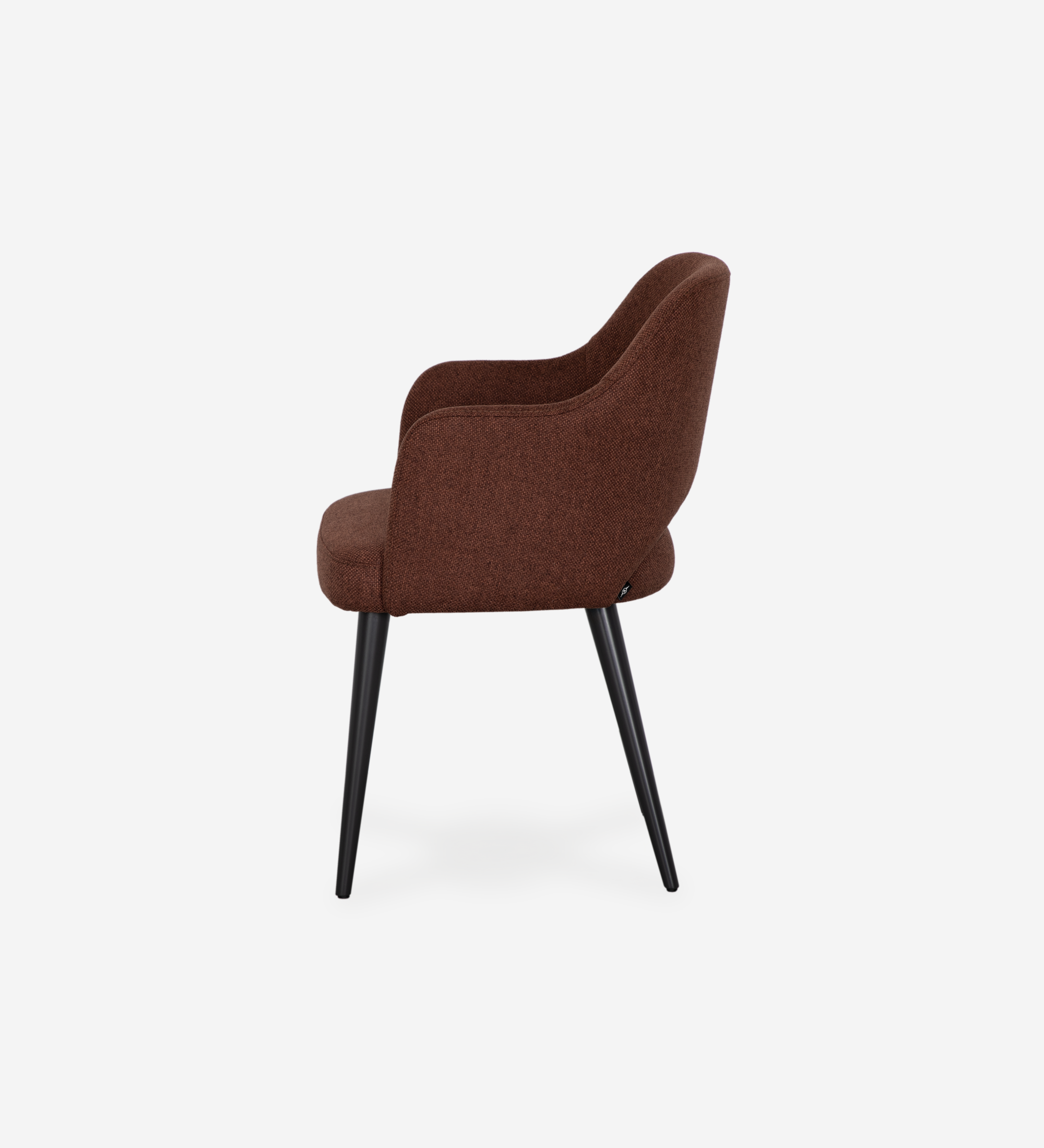 Cadeira Londres com braços estofada a tecido castanho, pés lacados a negro.