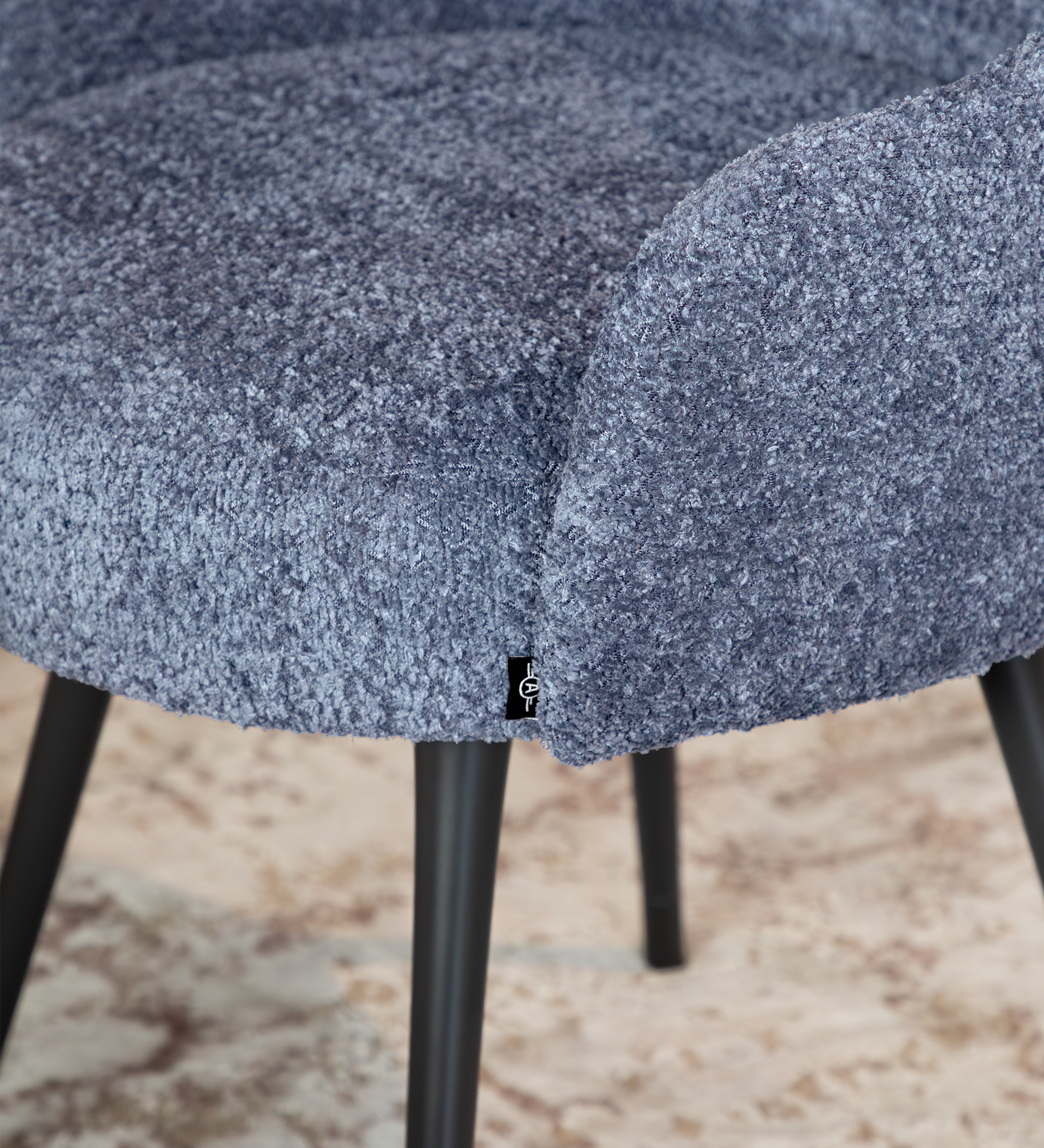 Silla giratoria tapizada en tejido azul con pies lacados en negro 