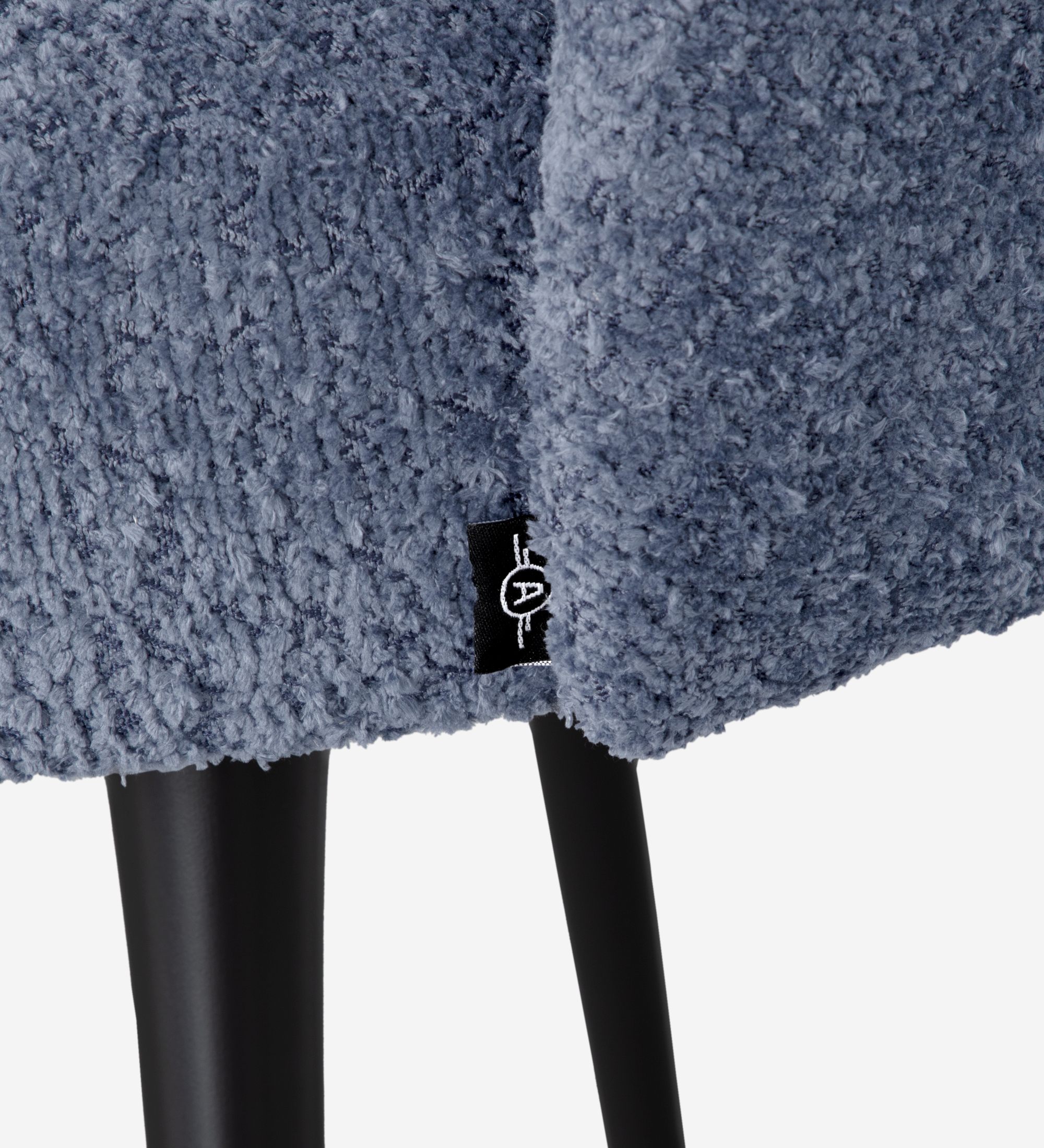 Silla giratoria tapizada en tejido azul con pies lacados en negro 