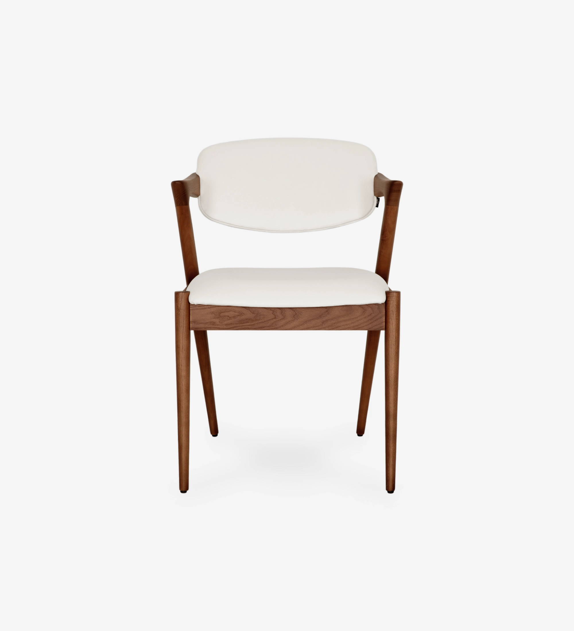 Chaise en bois de frêne couleur noyer, avec assise et dossier rembourrés en tissu perle.