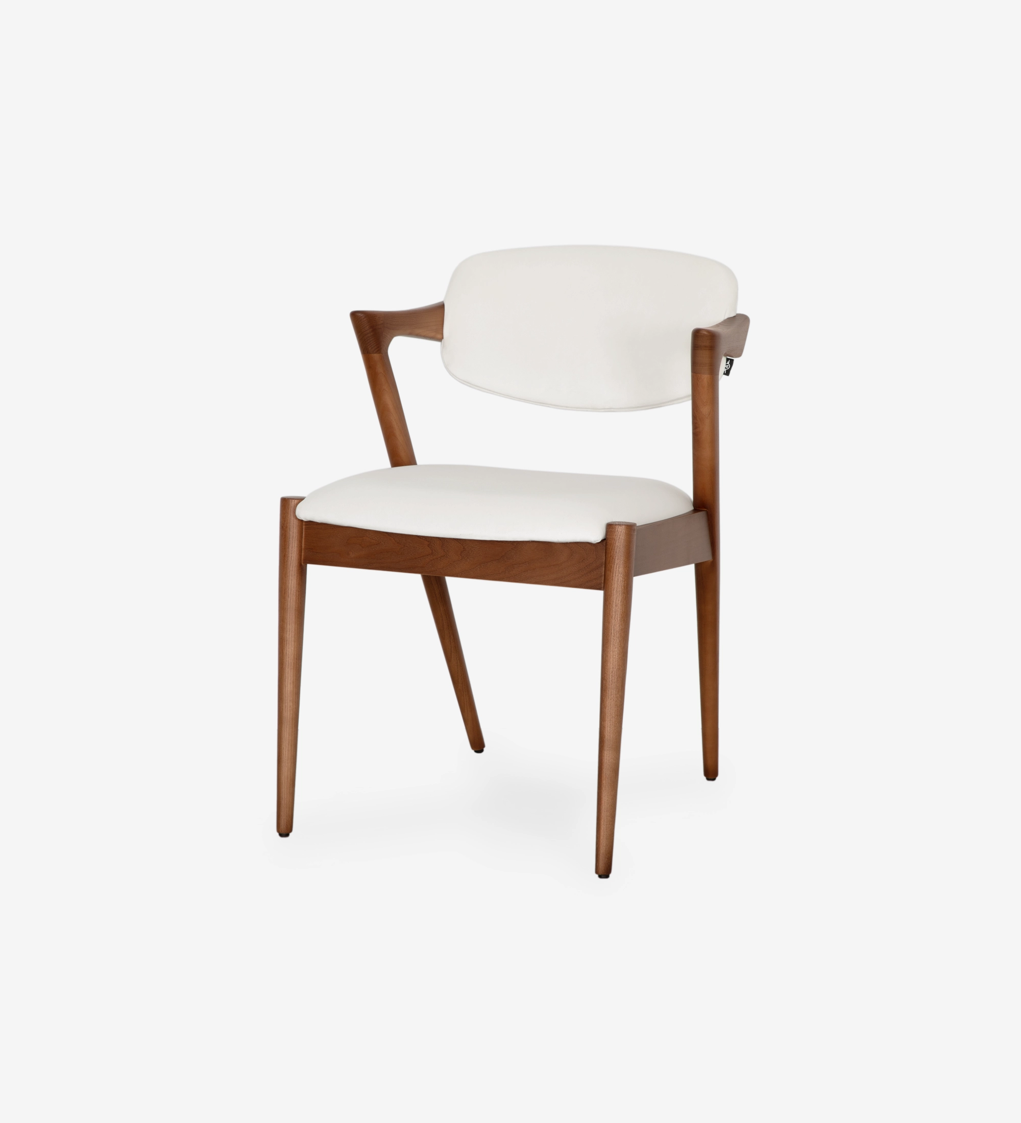 Chaise en bois de frêne couleur noyer, avec assise et dossier rembourrés en tissu perle.