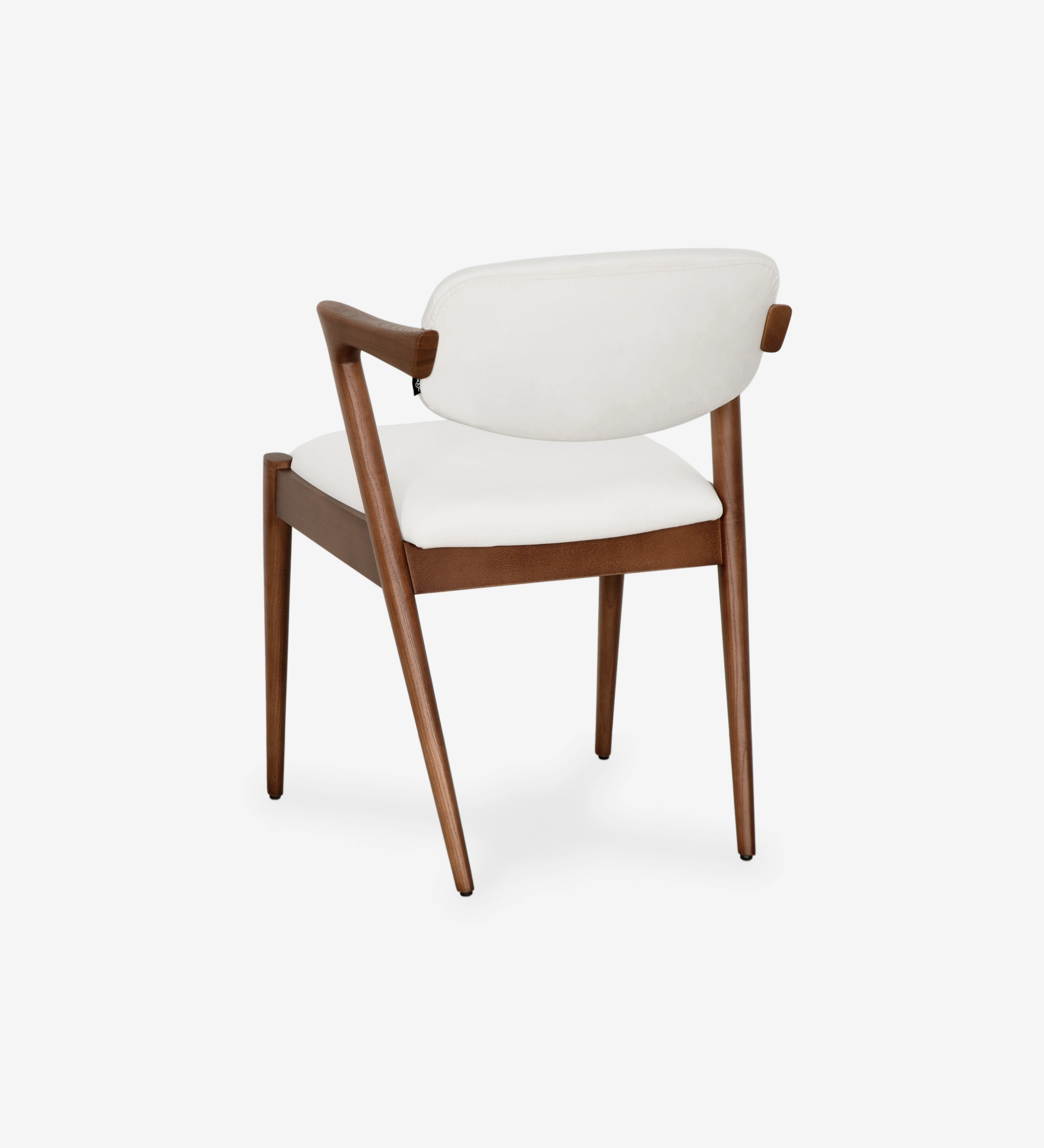 Chaise en bois de frêne couleur noyer, avec assise et dossier rembourrés en tissu perle.