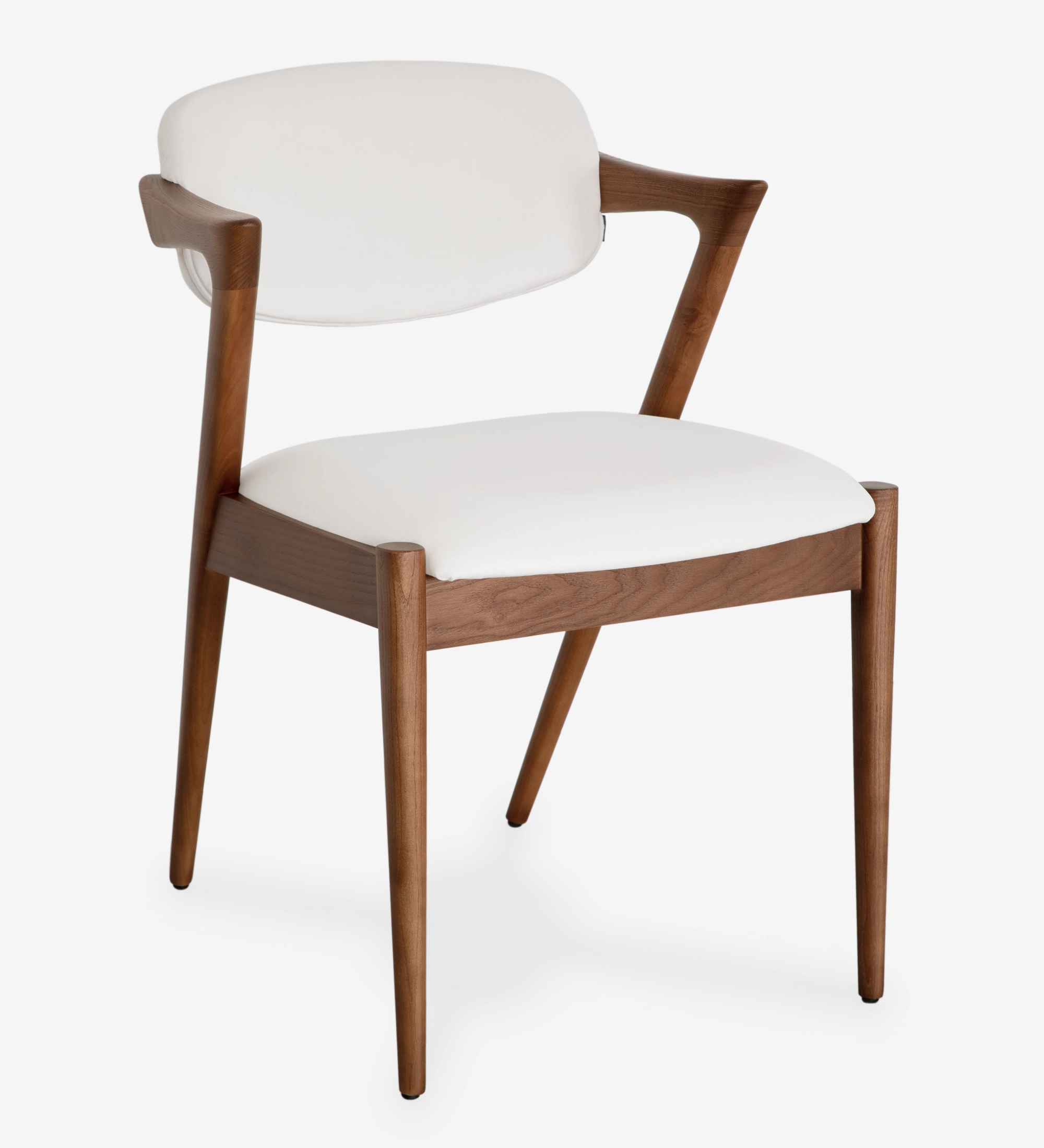 Chaise en bois de frêne couleur noyer, avec assise et dossier rembourrés en tissu perle.