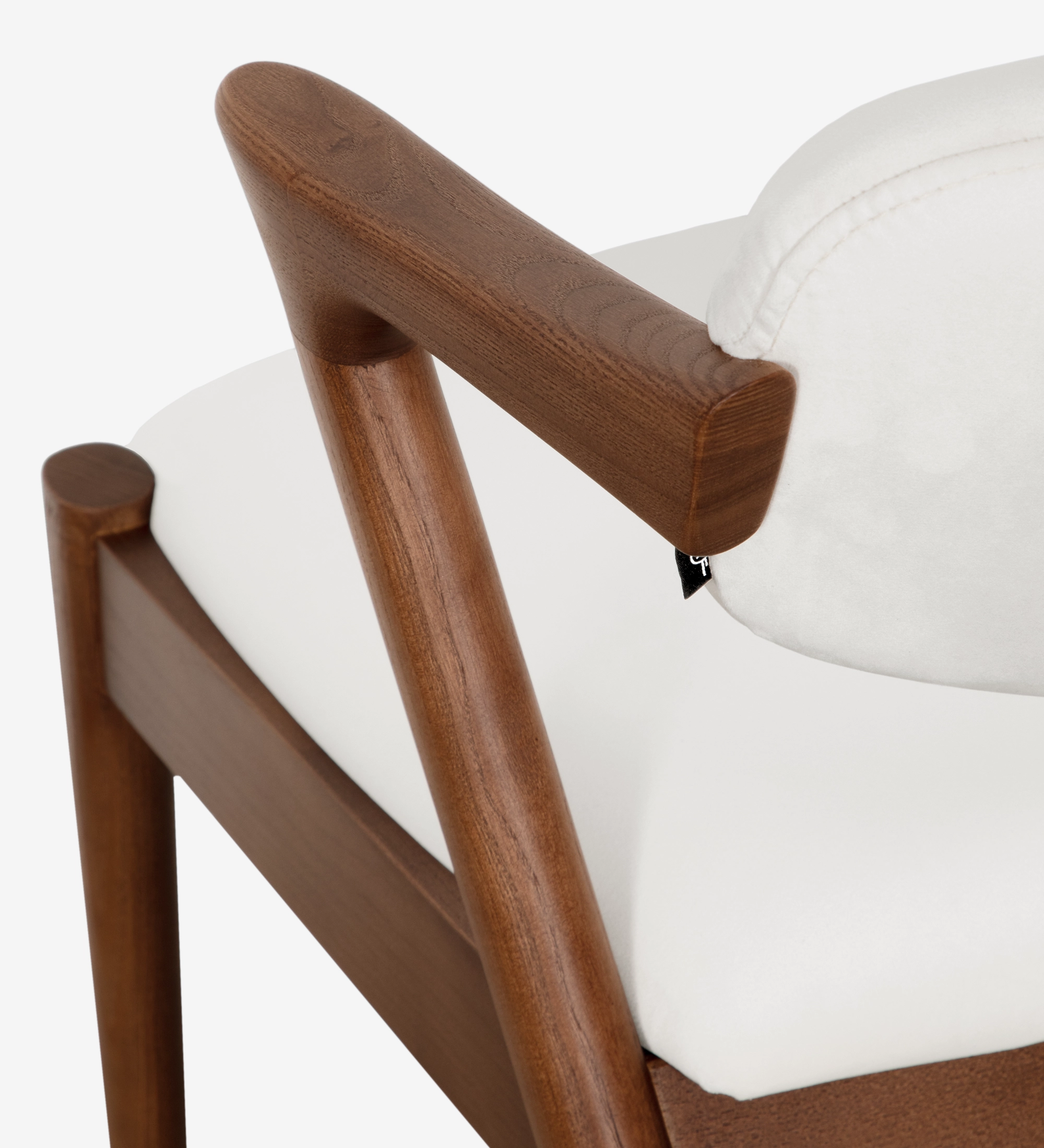 Chaise en bois de frêne couleur noyer, avec assise et dossier rembourrés en tissu perle.