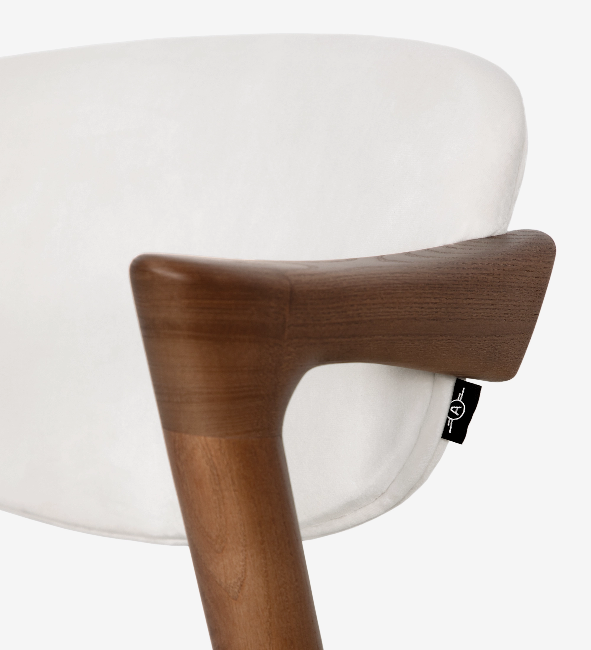 Chaise en bois de frêne couleur noyer, avec assise et dossier rembourrés en tissu perle.