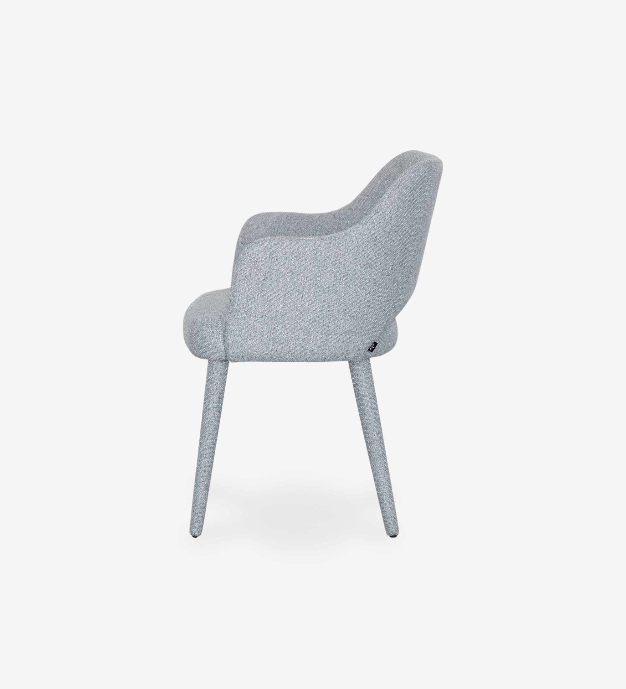 Chaise avec accoudoirs rembourrée en tissu gris.