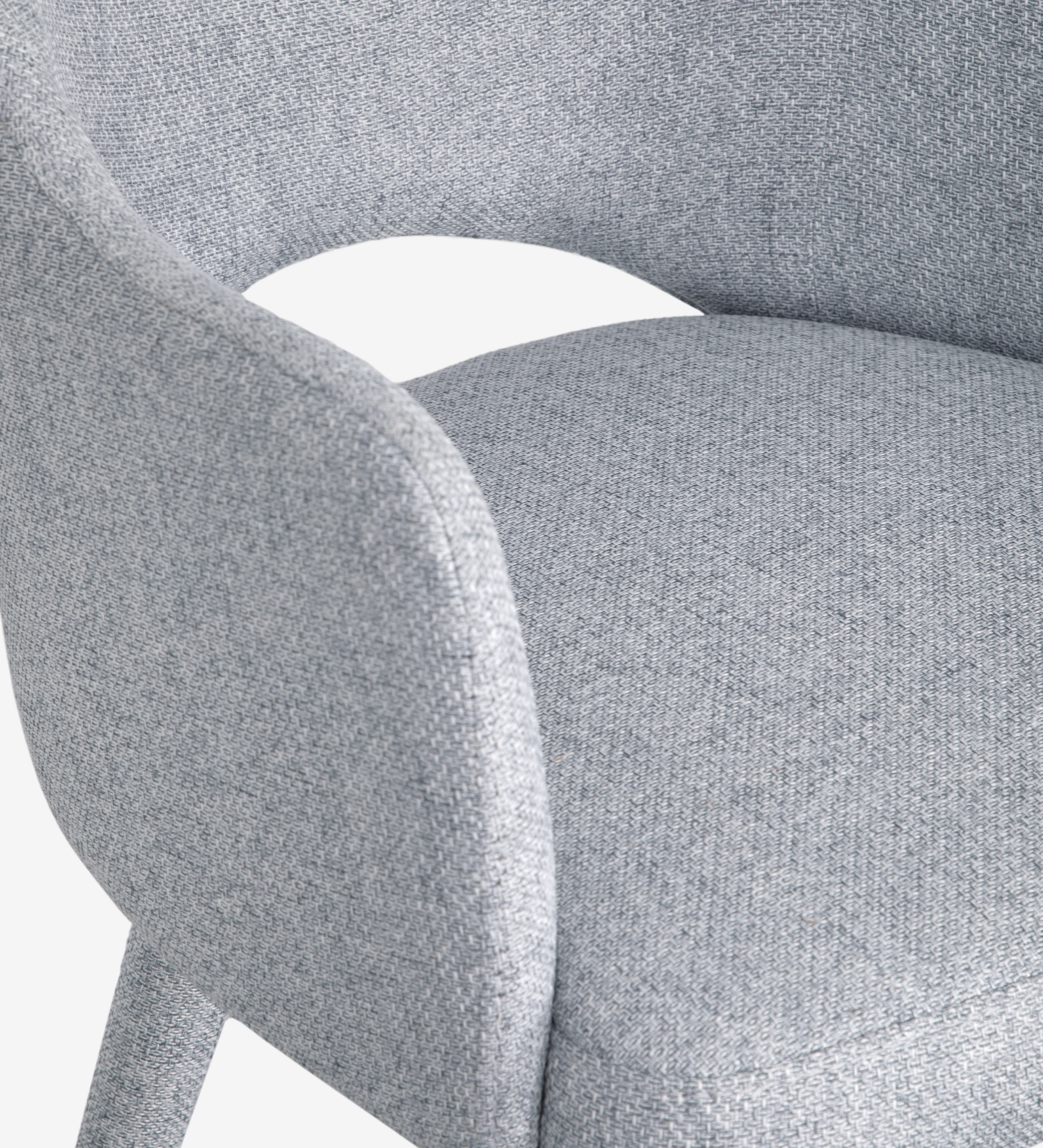 Chaise avec accoudoirs rembourrée en tissu gris.