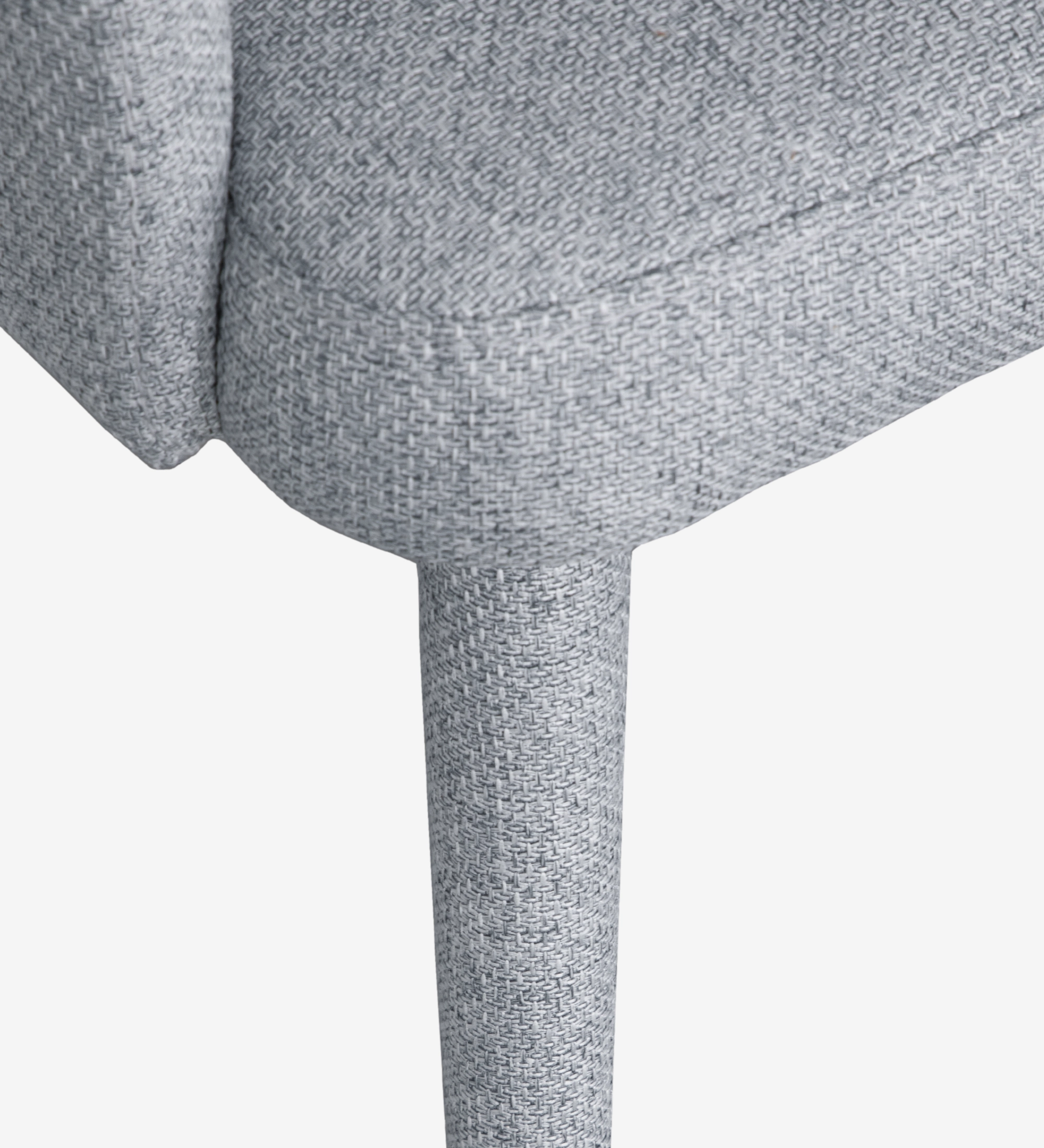 Chaise avec accoudoirs rembourrée en tissu gris.