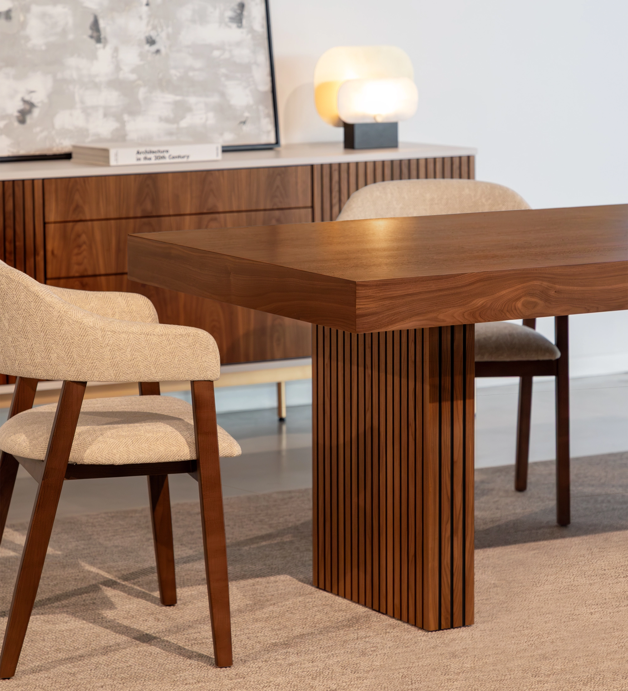 Mesa de jantar Cannes retangular 180 x 100 cm, em nogueira natural, pés com frisos.