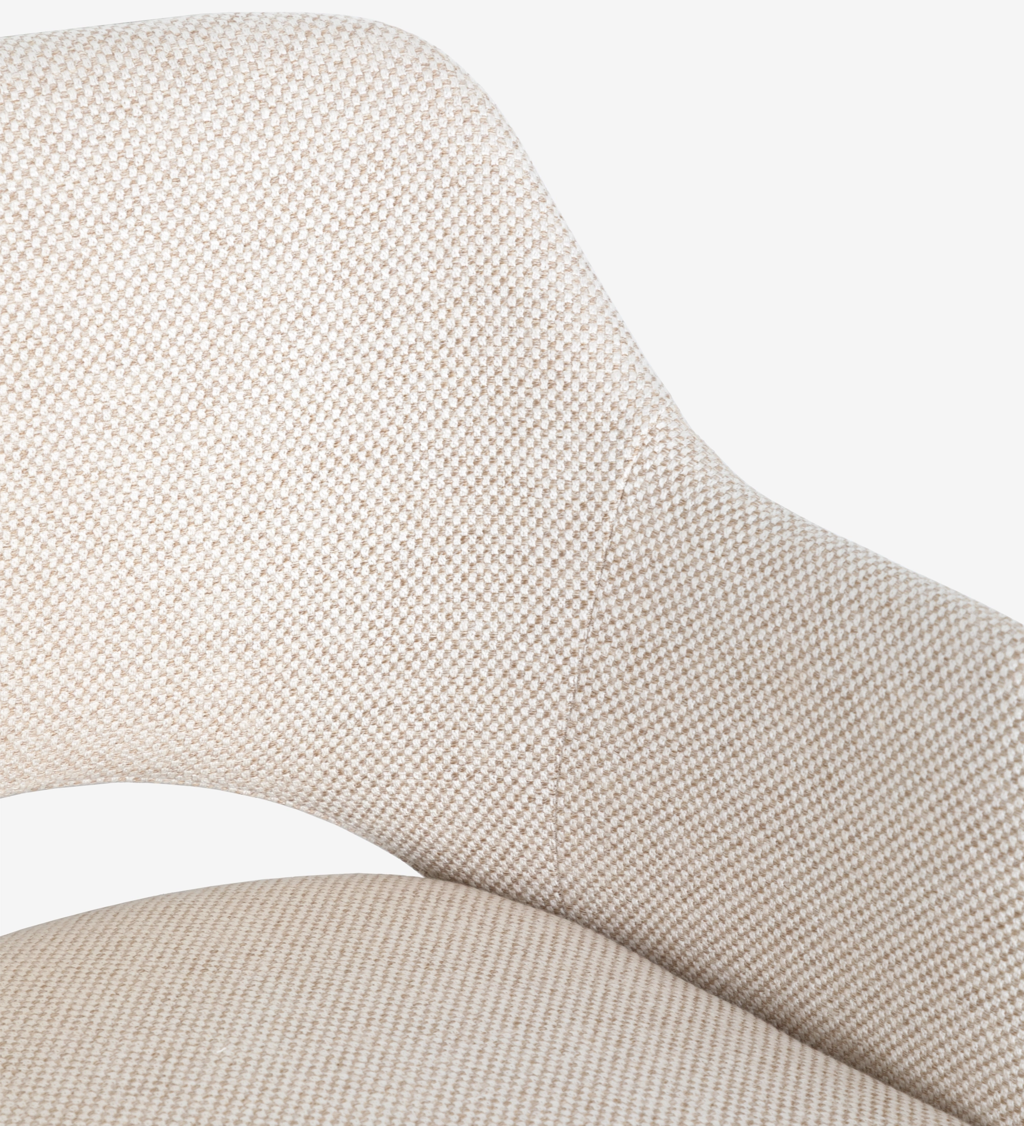 Chaise avec accoudoirs rembourrée de tissu beige et base en bois de noyer.