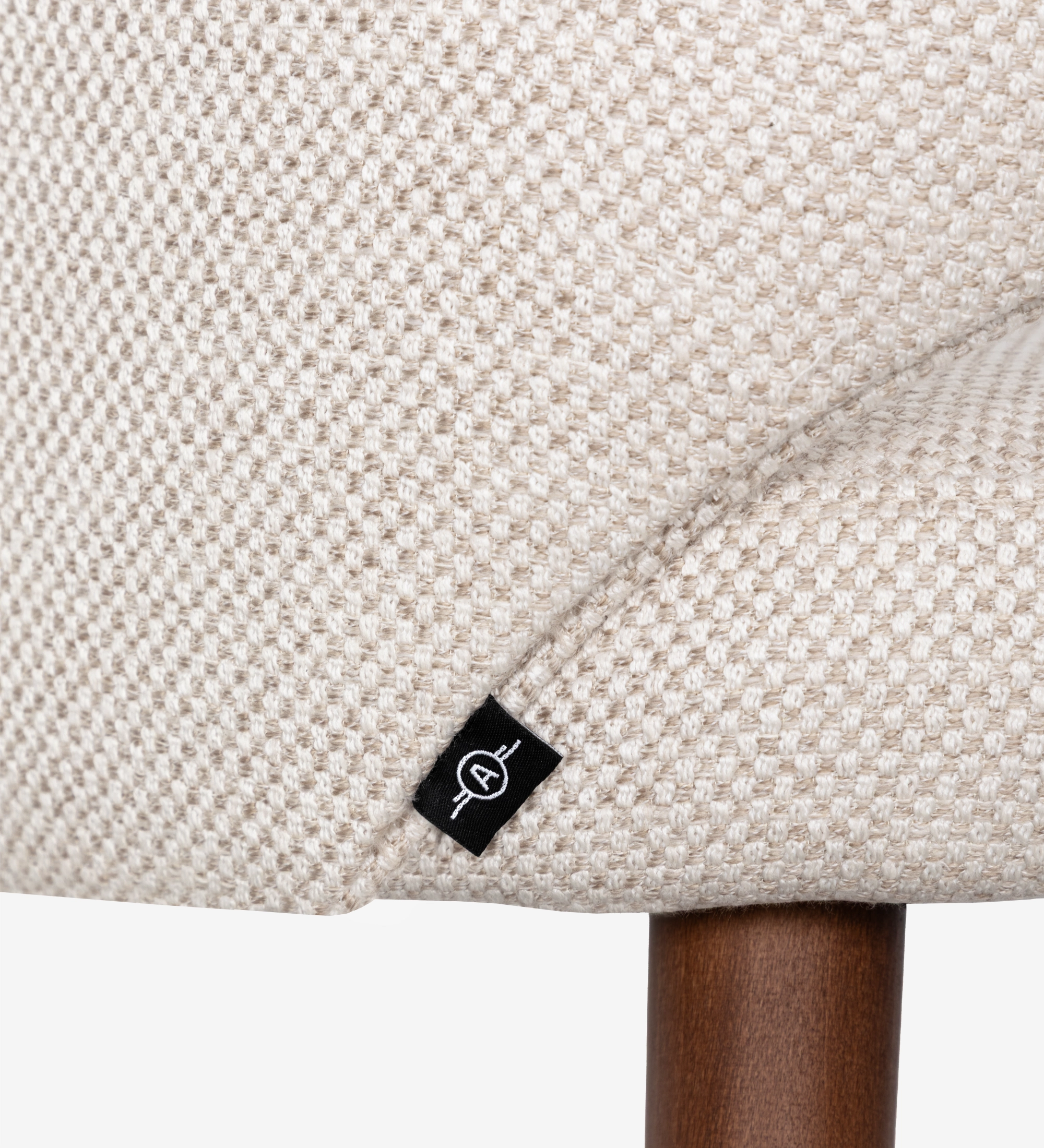 Cadeira Londres estofado bege texturado com etiqueta preta e perna em madeira