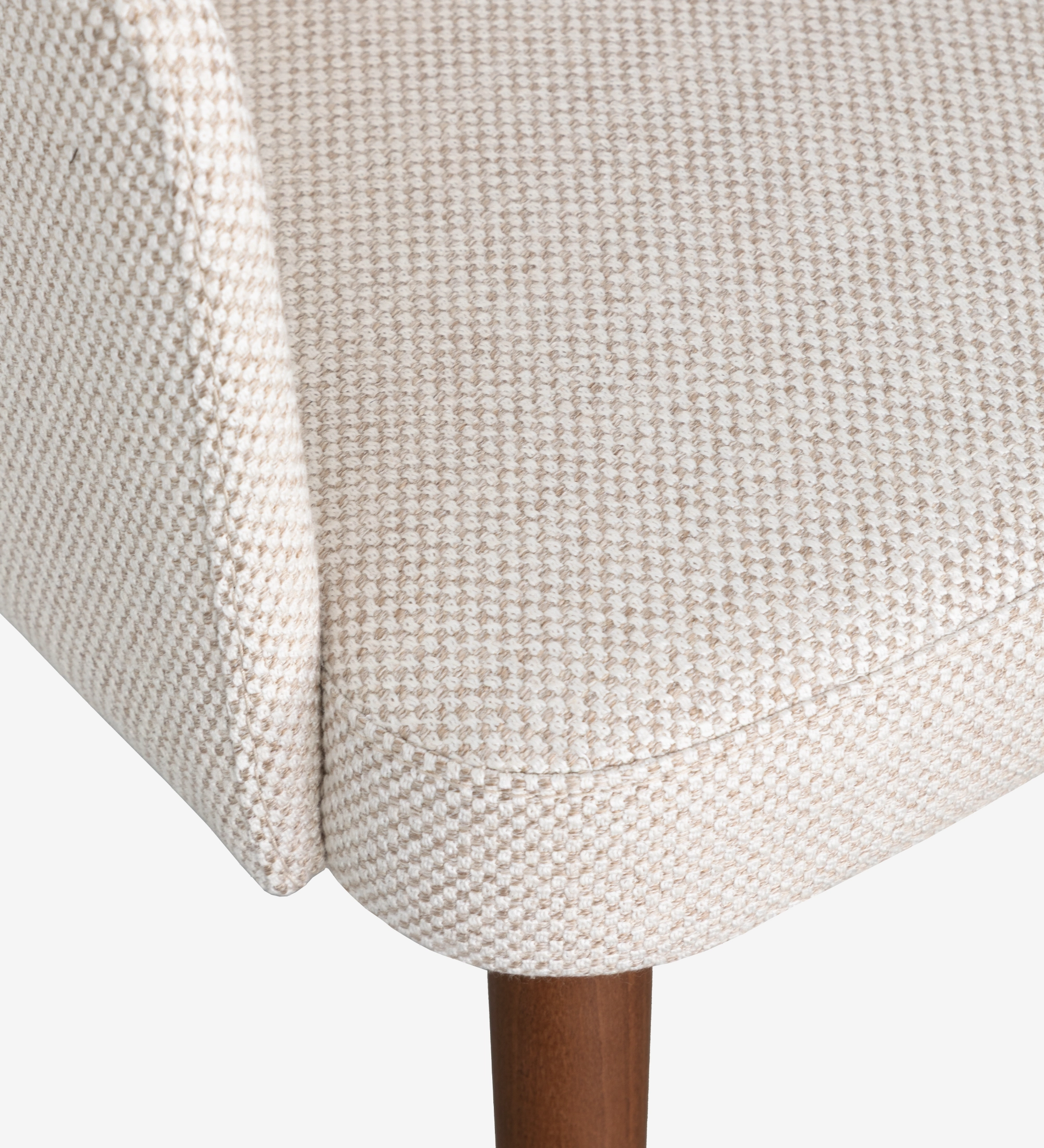 Cadeira Londres detalhe do assento estofado bege texturado e perna de madeira