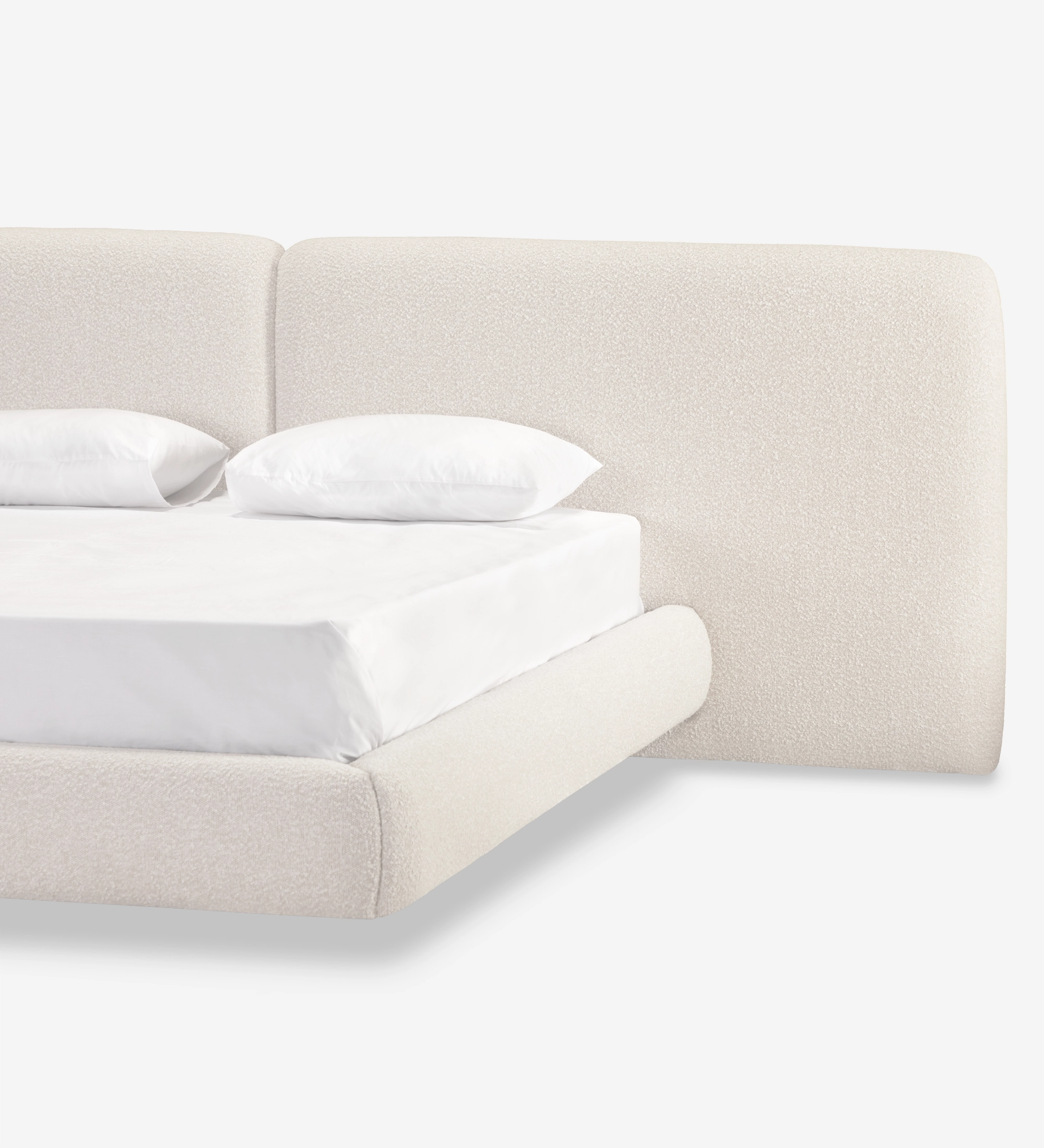 Cama Doble Paris tapizada crema, cabecero alto curvo y dos almohadas blancas