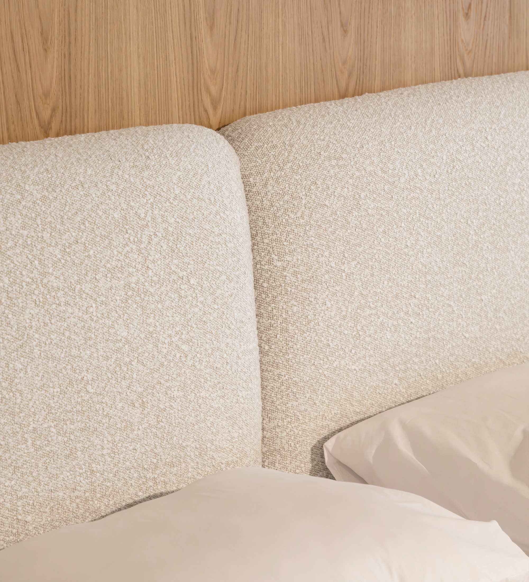 Cama Doble Paris con cabecero tapizado de bouclé beige y tablero de madera