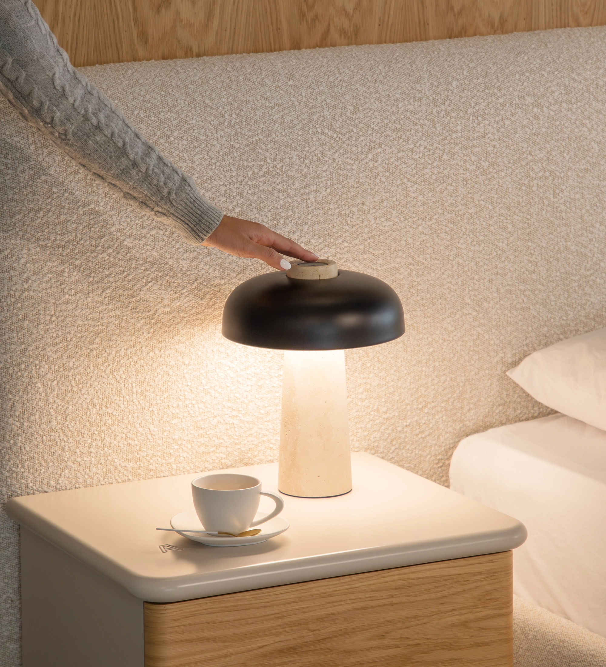 Lámpara de Mesa HAIA con pantalla negra y base crema sobre mesita de noche