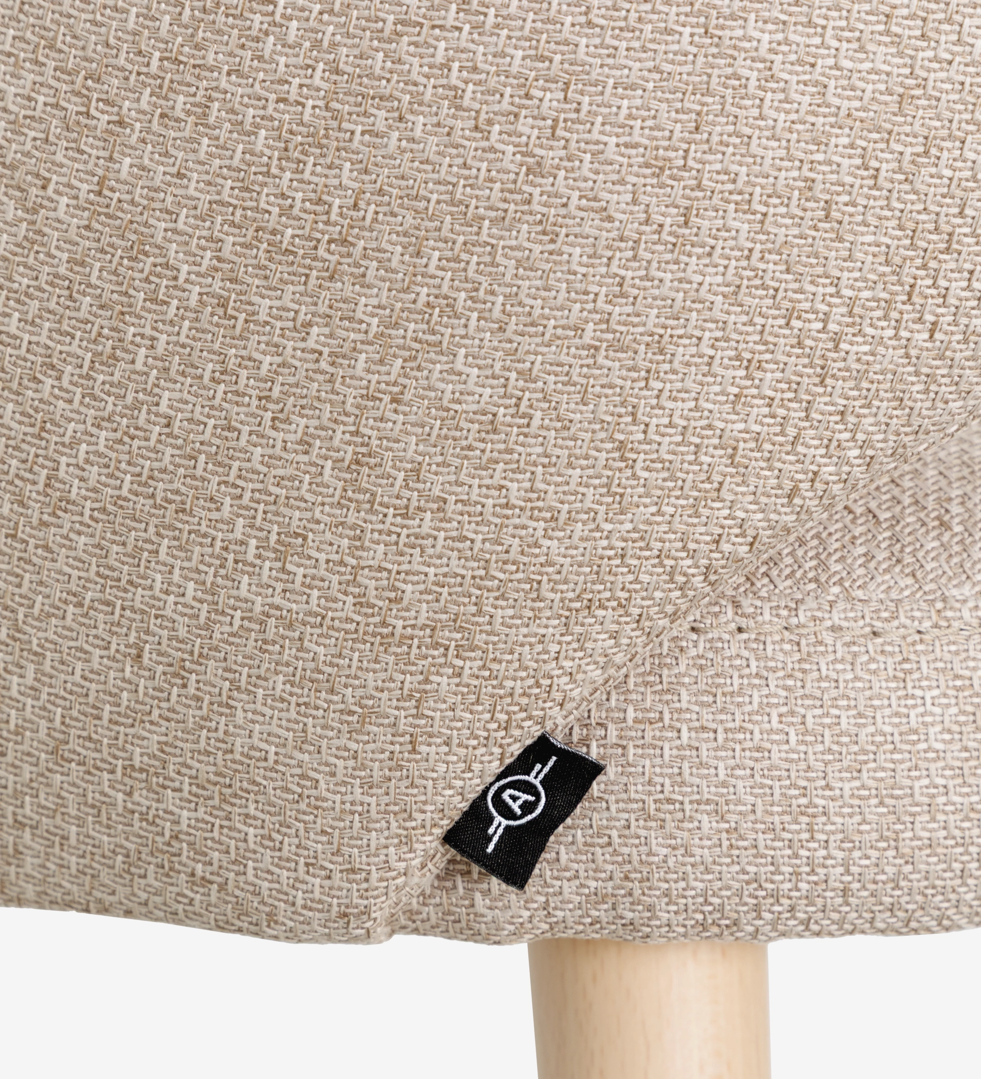 Cadeira Londres em tecido bege texturado com etiqueta preta e perna em madeira clara