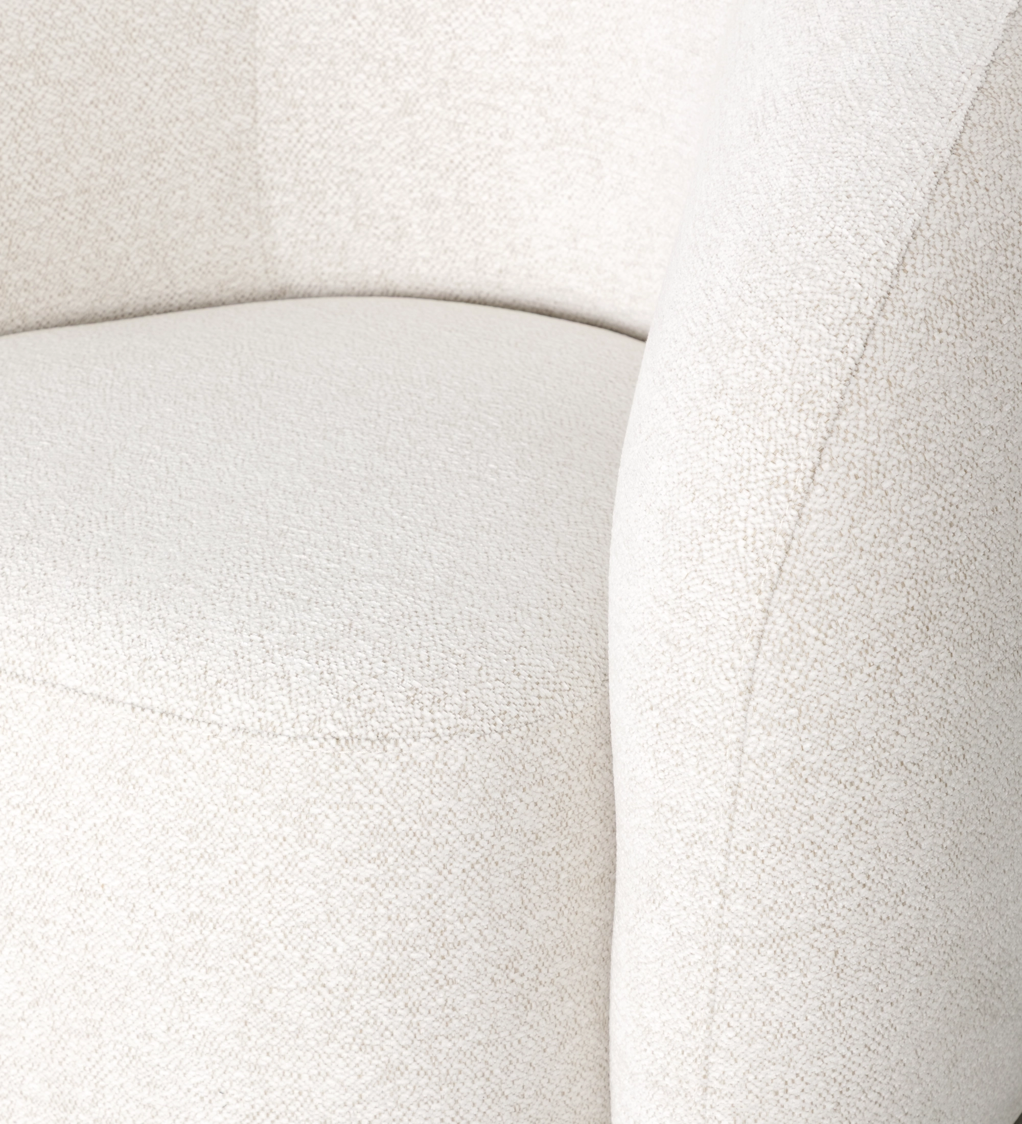 Fauteuil Monaco en tissu bouclé crème, gros plan sur l'assise et l'accoudoir
