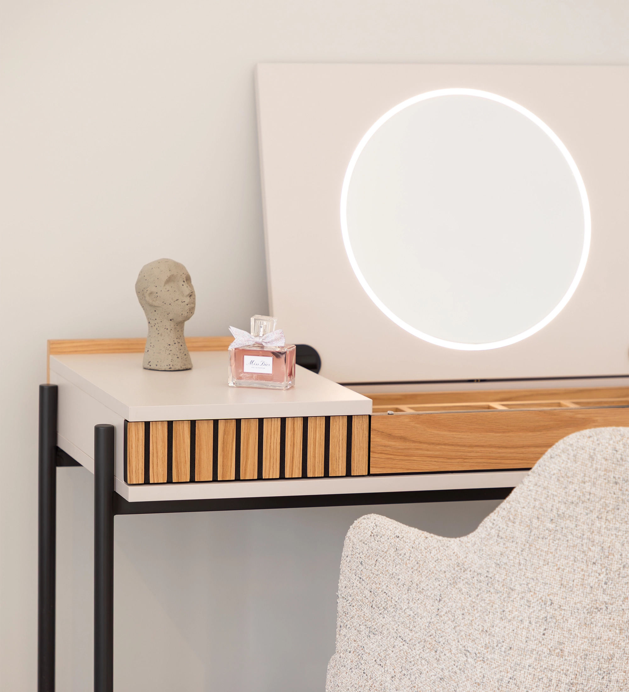 Toucador Cannes com espelho circular iluminado, gaveta em madeira e perfume