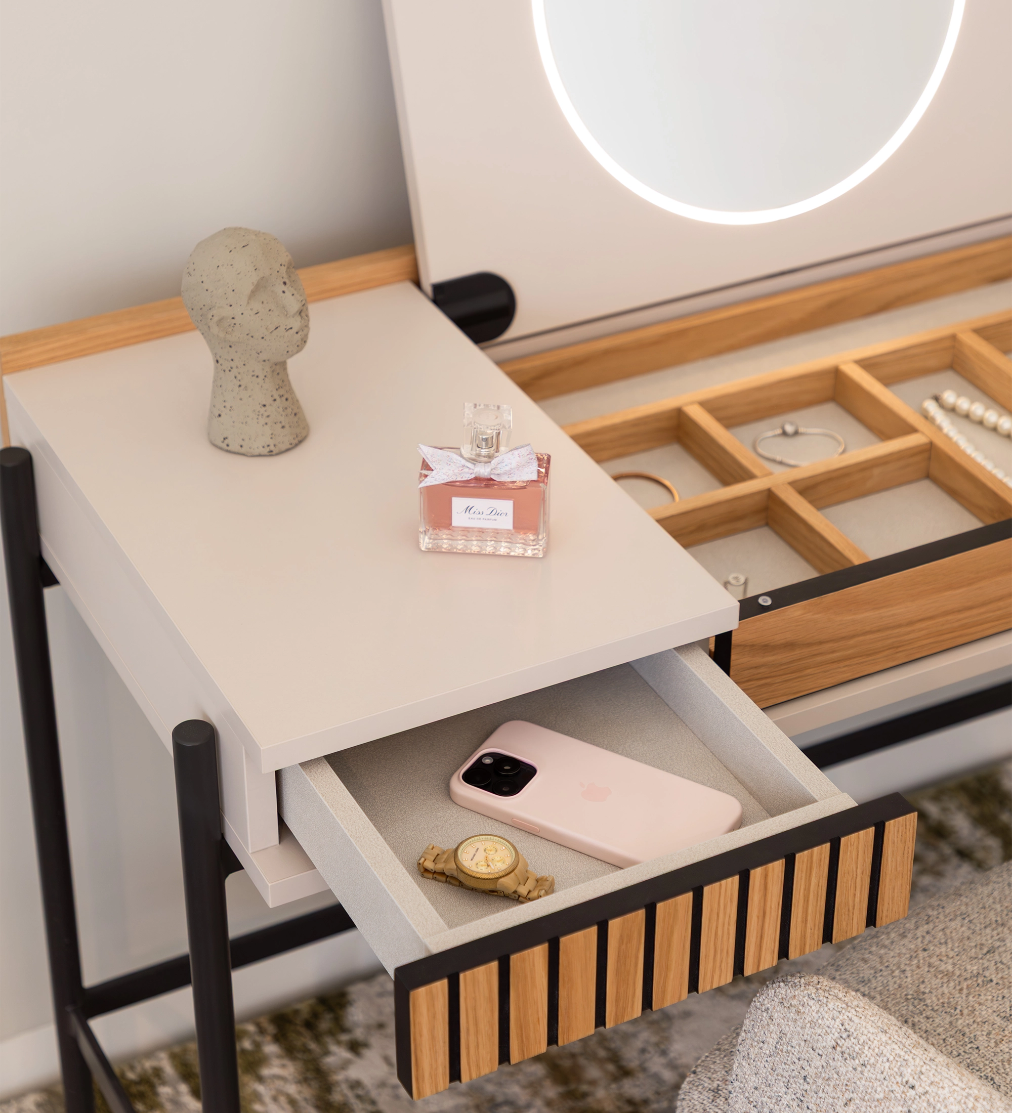 Toucador Cannes com gaveta aberta, espelho oval iluminado, perfume, telemóvel e relógio