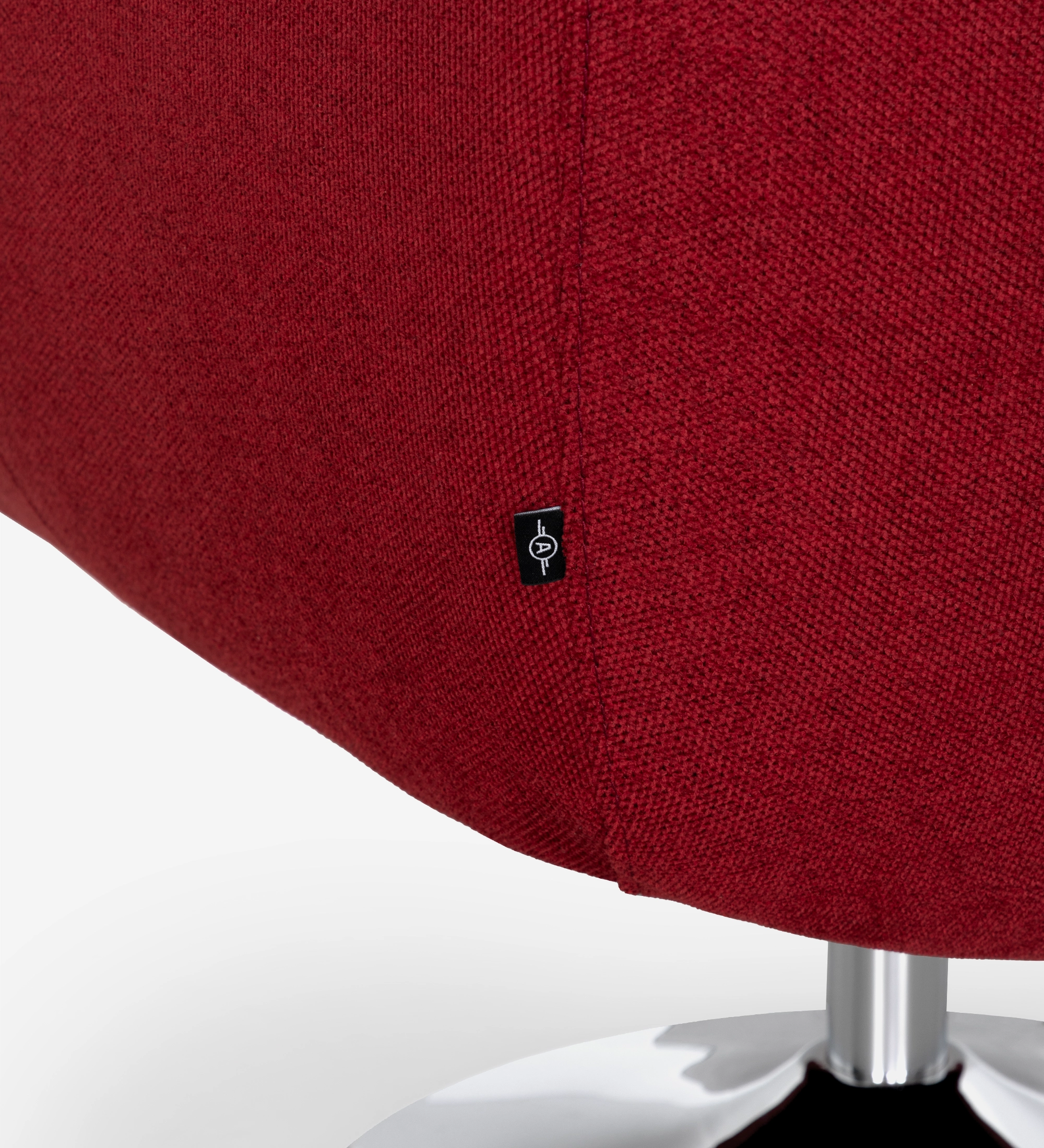 Fauteuil Paris en tissu rouge avec étiquette noire et pied chromé