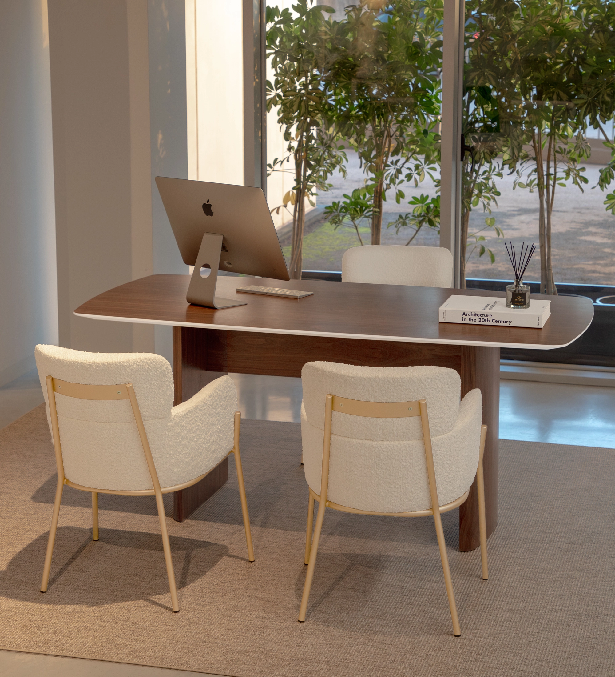 Secretária Paris em madeira com computador e duas cadeiras estofadas junto à janela