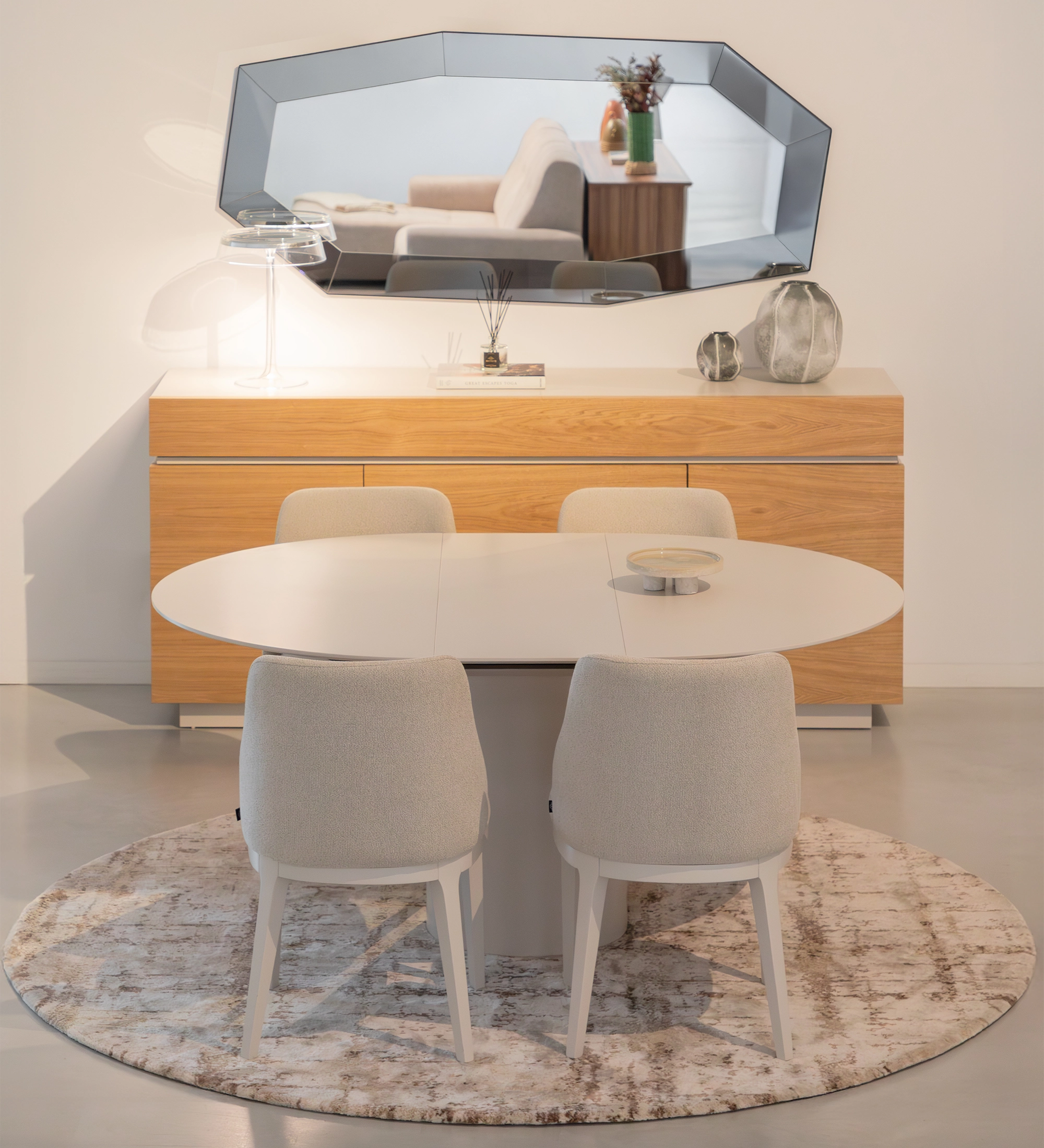 Table de Repas Extensible Geneve blanche avec quatre chaises beige, meuble bas et miroir