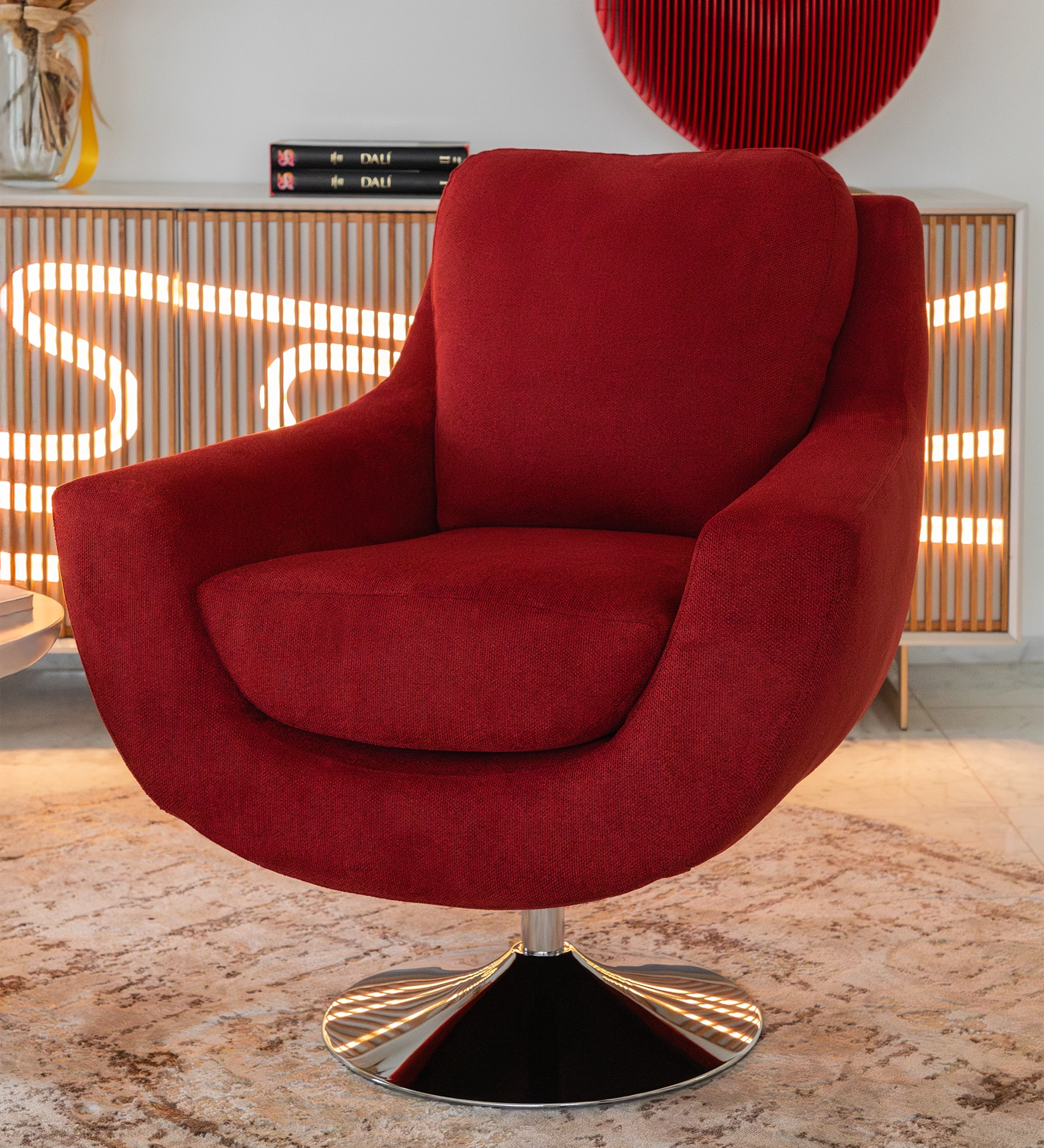 Poltrona Paris vermelha estofada com base giratória cromada